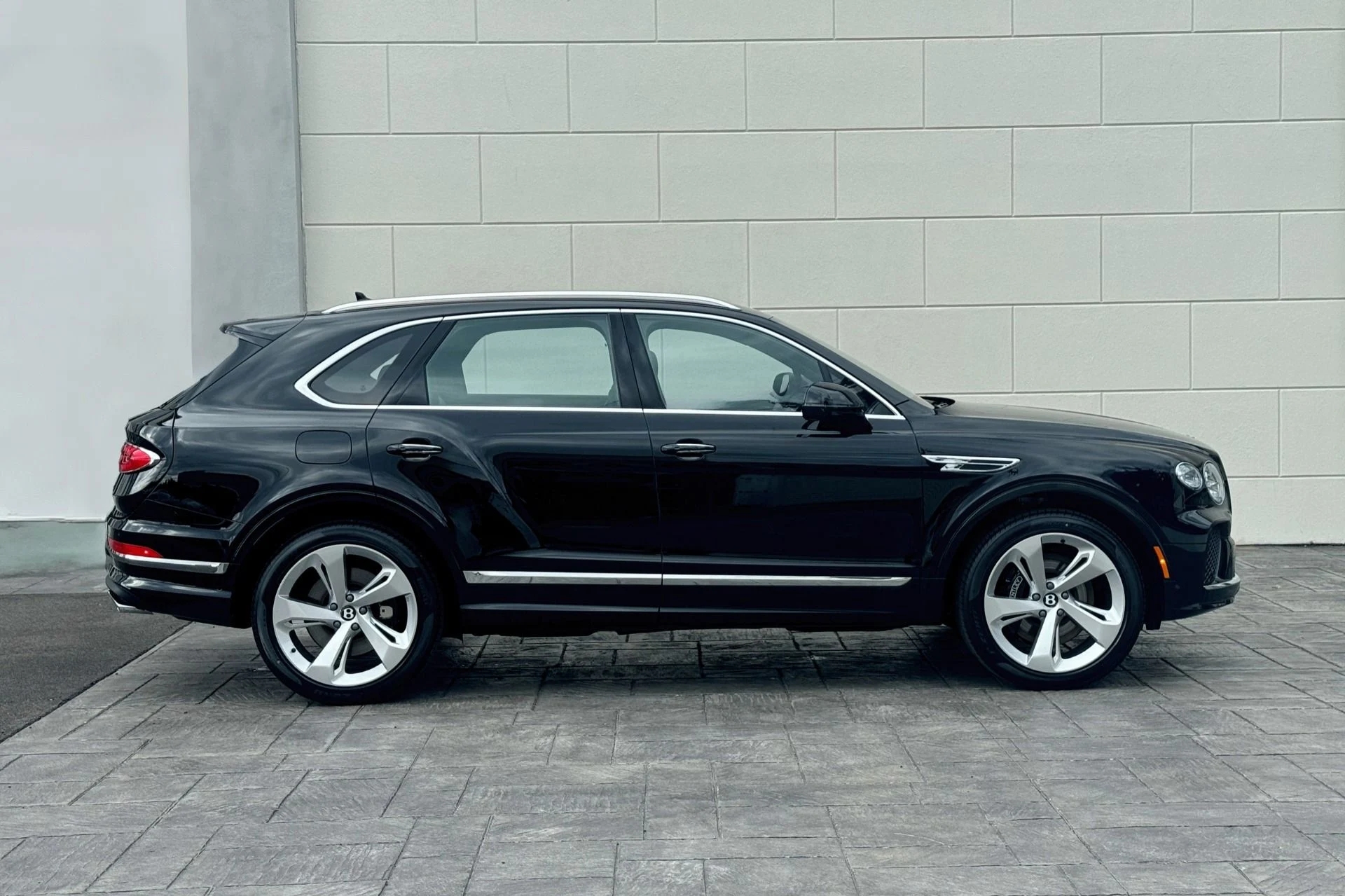 mph004_3546075261_Used_2025_Bentley_Bentayga_V8_1747836746_f8a5cc19d7