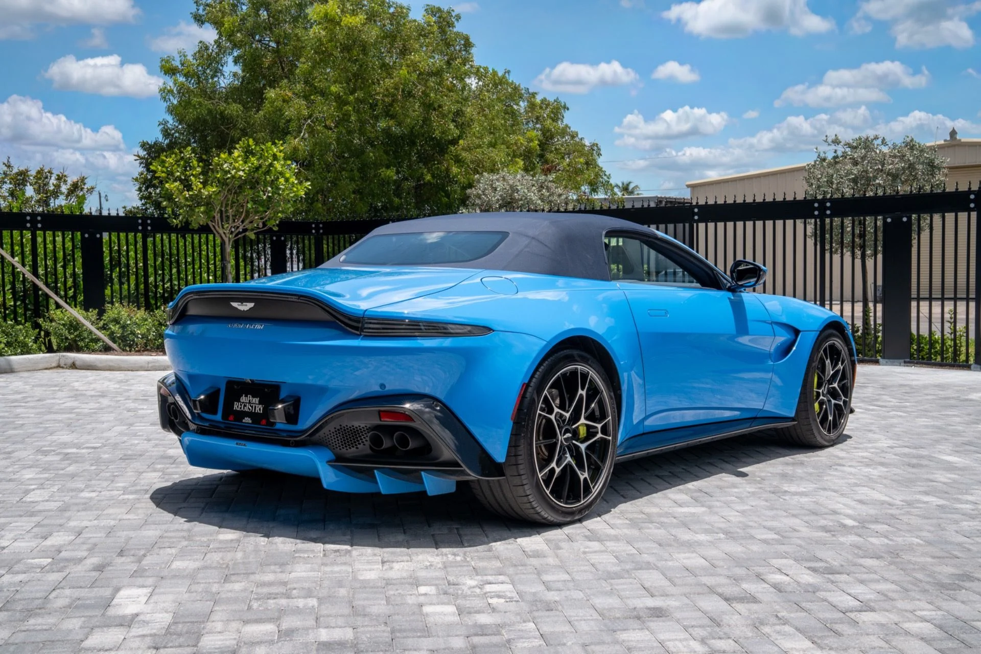 mph004_355454796_Used_2021_Aston_Martin_Vantage_1781043628_f609801368