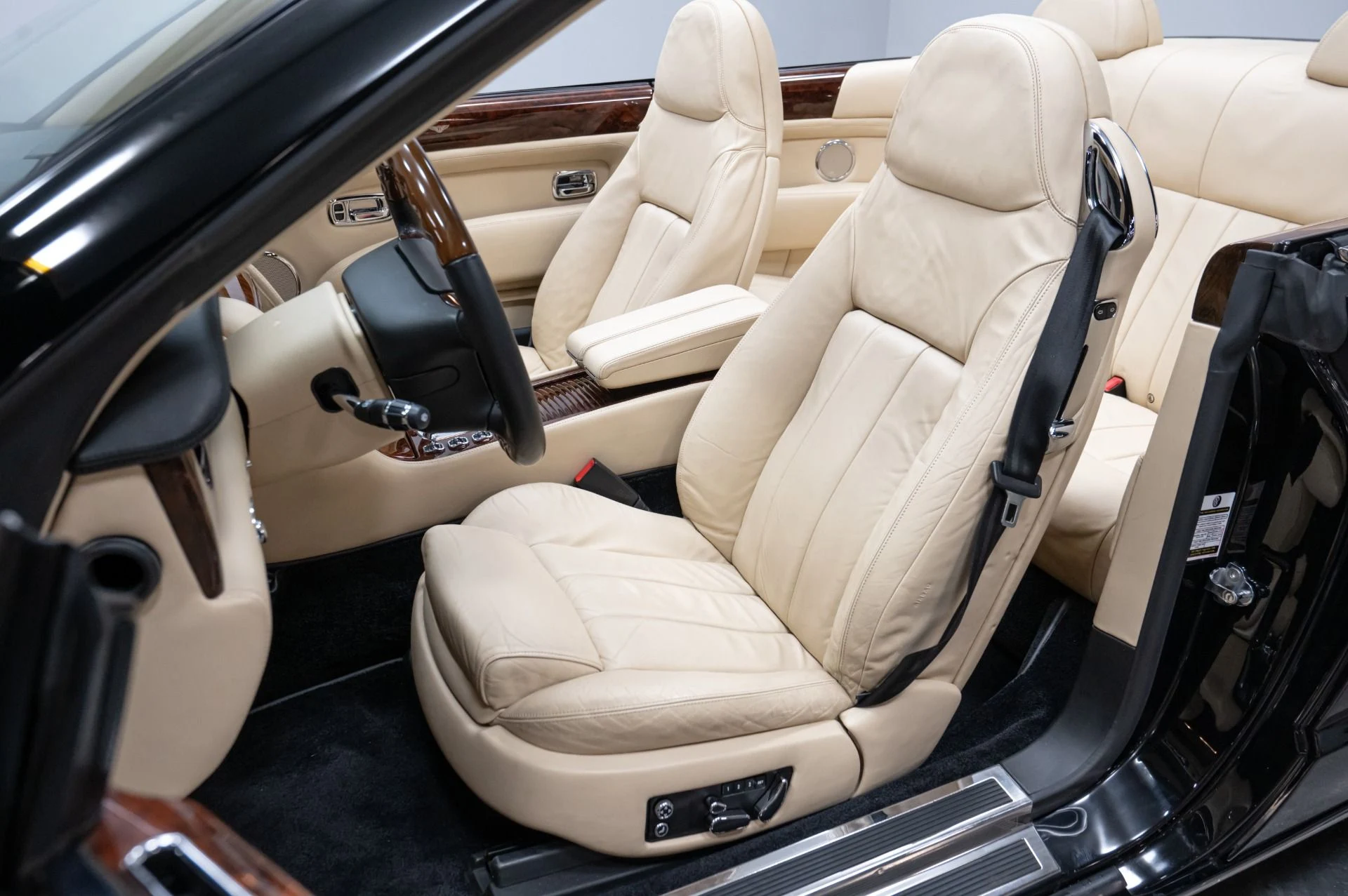 mph004_35613053_Used_2007_Bentley_Azure_1738176640_4fa9c89f6c