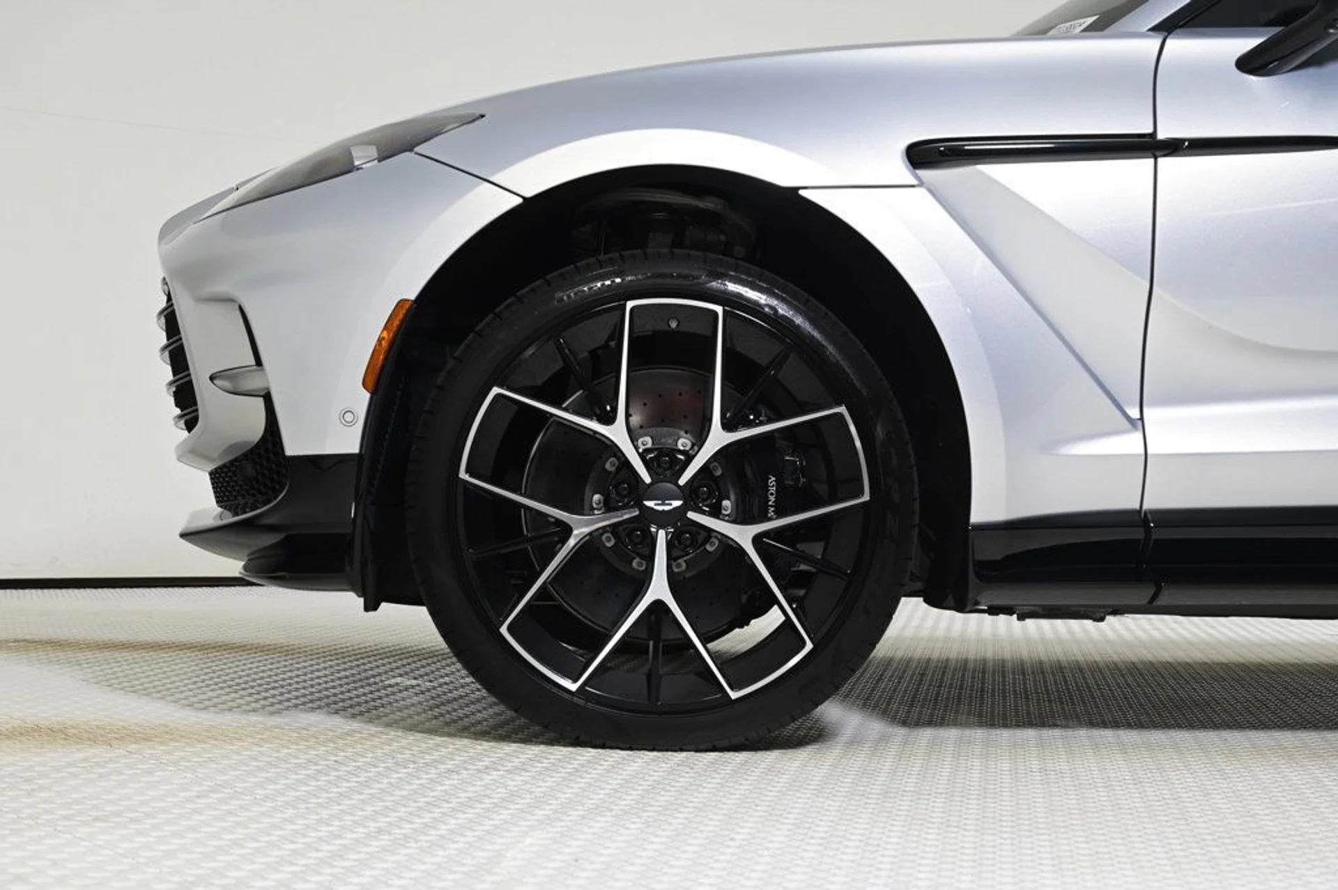 mph004_3571667995_used_2025_aston_martin_dbx_707_11350_22931287_4_1024_d429aa385d