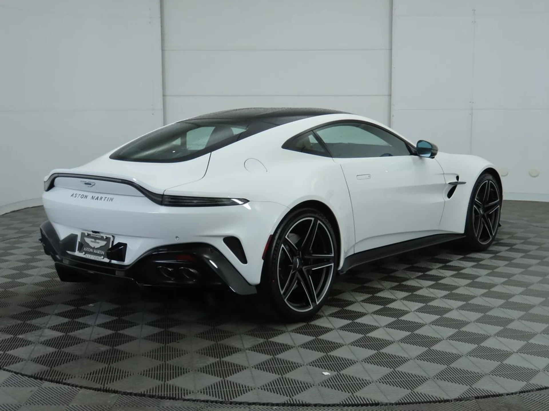 mph004_3603731861_used_2025_aston_martin_vantage_coupe_8119_22984351_5_1024_69b560693e