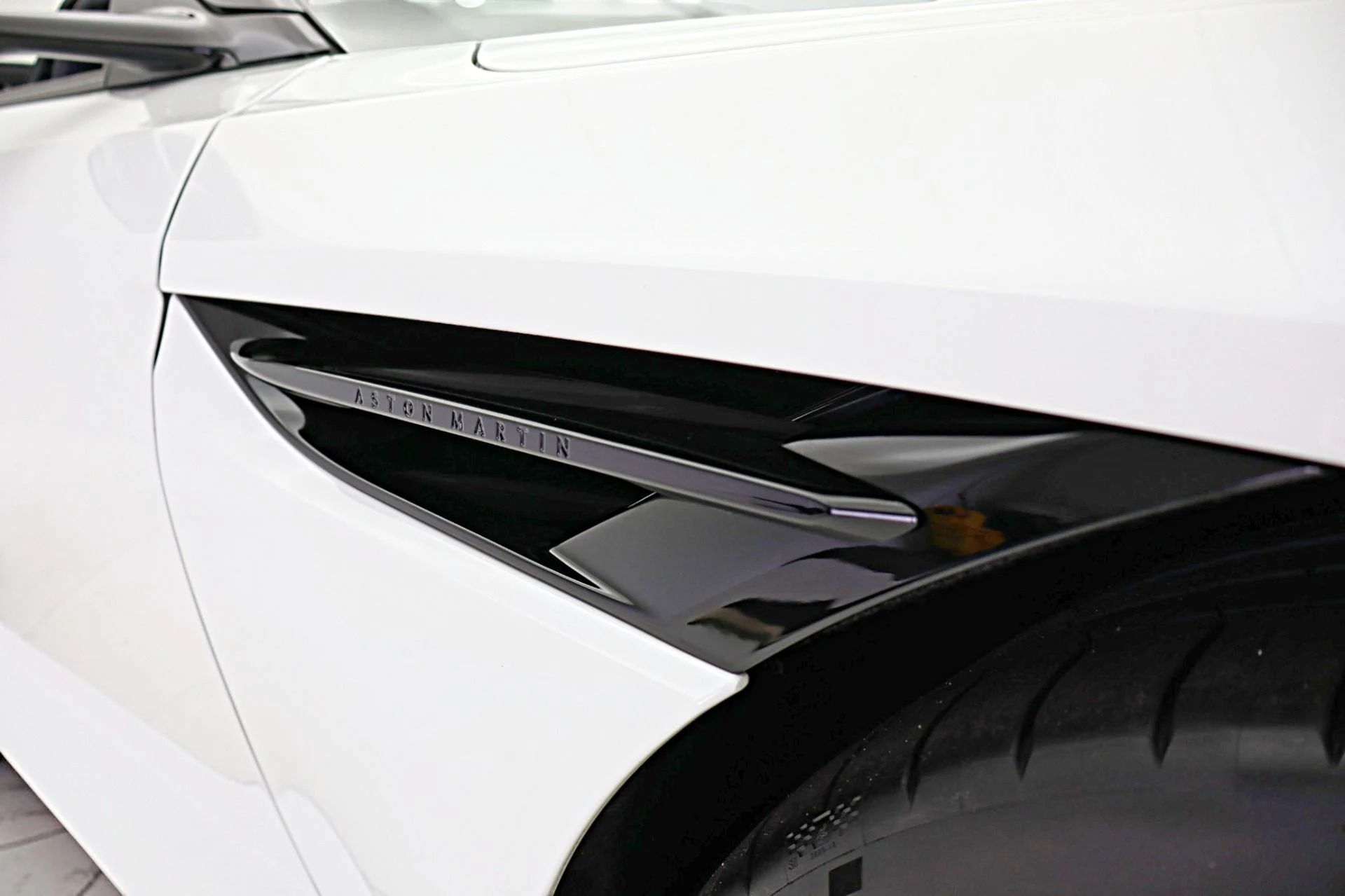 mph004_3628902725_Used_2024_Aston_Martin_DB_12_Volante_5859945c71