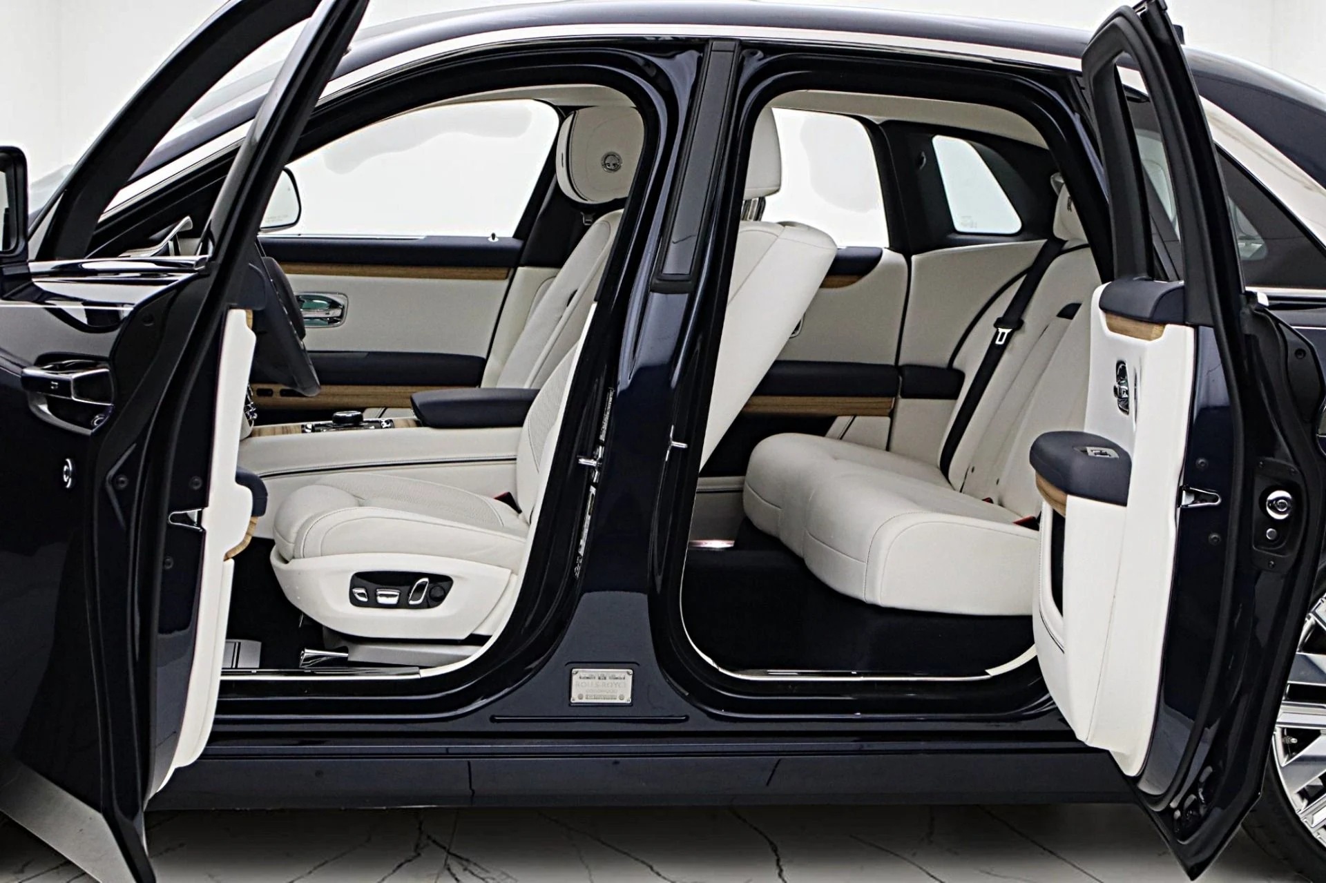mph004_3638467222_New_2025_Rolls_Royce_Ghost_LEASE_OPTIONS_AVAILABLE_61ef2af8ac