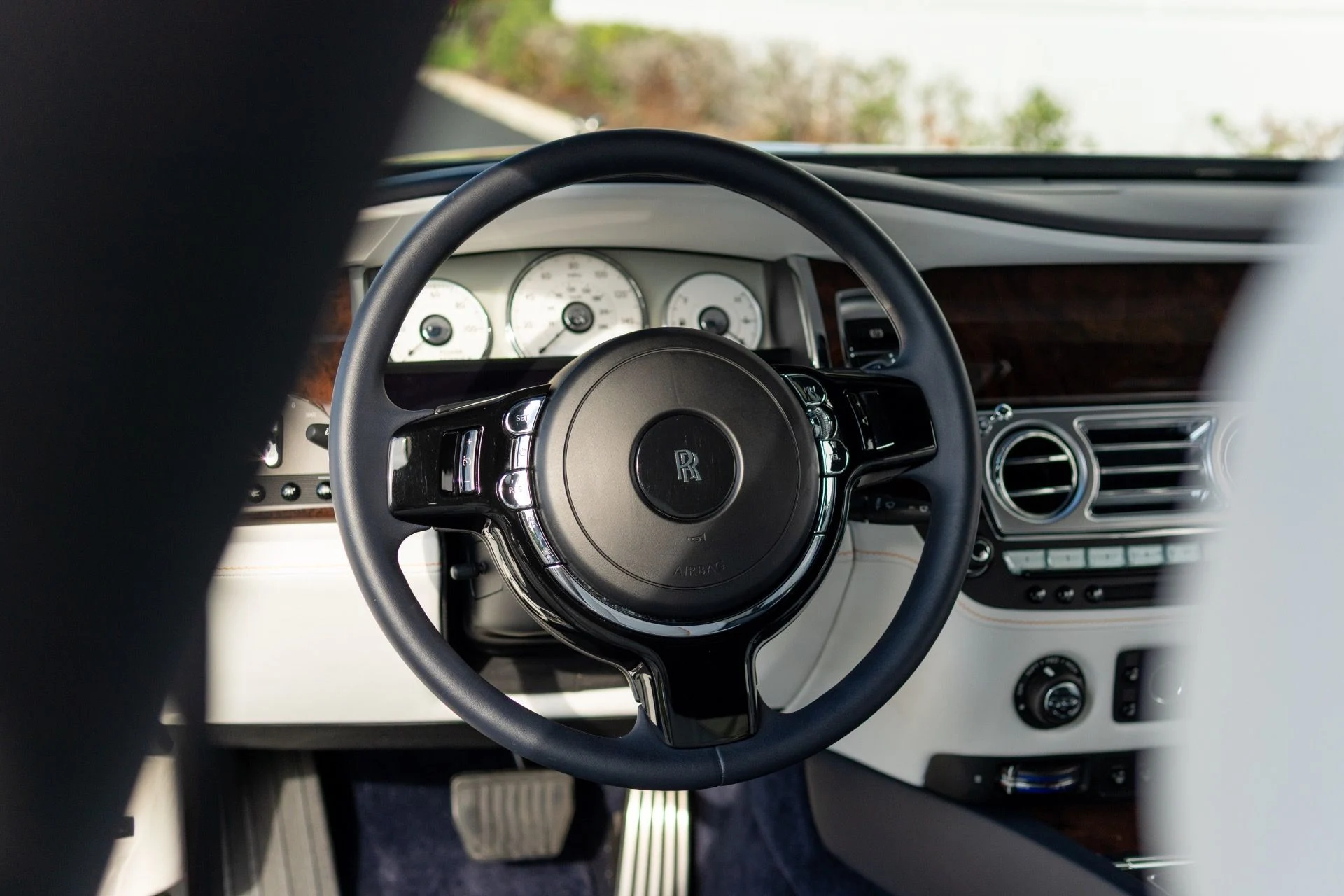 mph004_3646368491_Used_2018_Rolls_Royce_Ghost_1765824060_3e47d25891