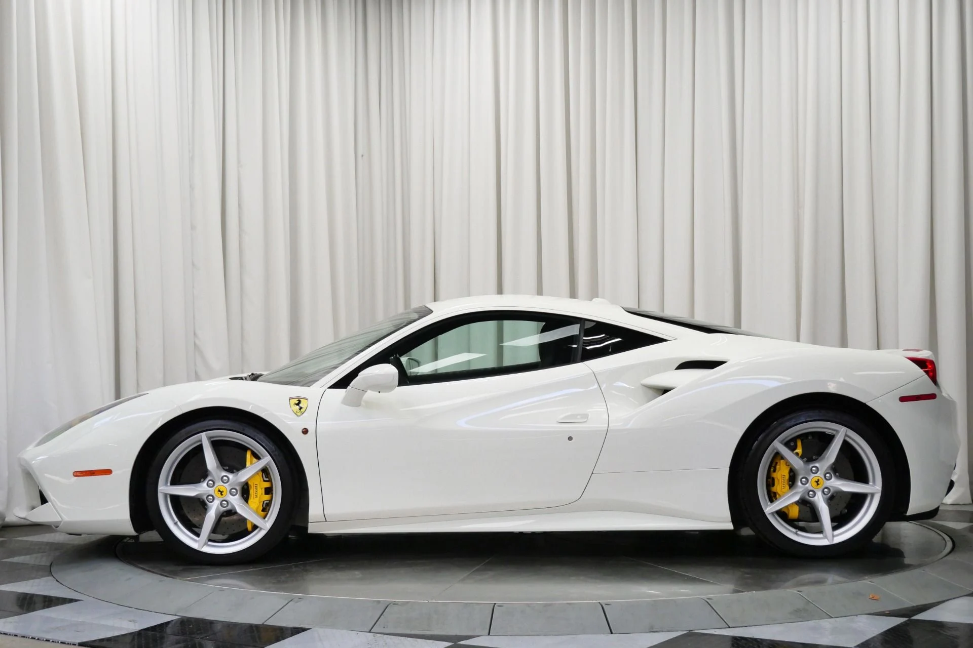 mph004_3646990139_Used_2018_Ferrari_488_GTB_1755879022_8af0c6ee29
