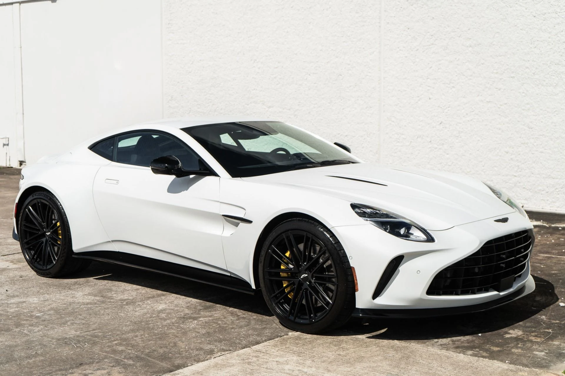 mph004_3663690786_Used_2025_Aston_Martin_Vantage_1778624093_241b7f385a