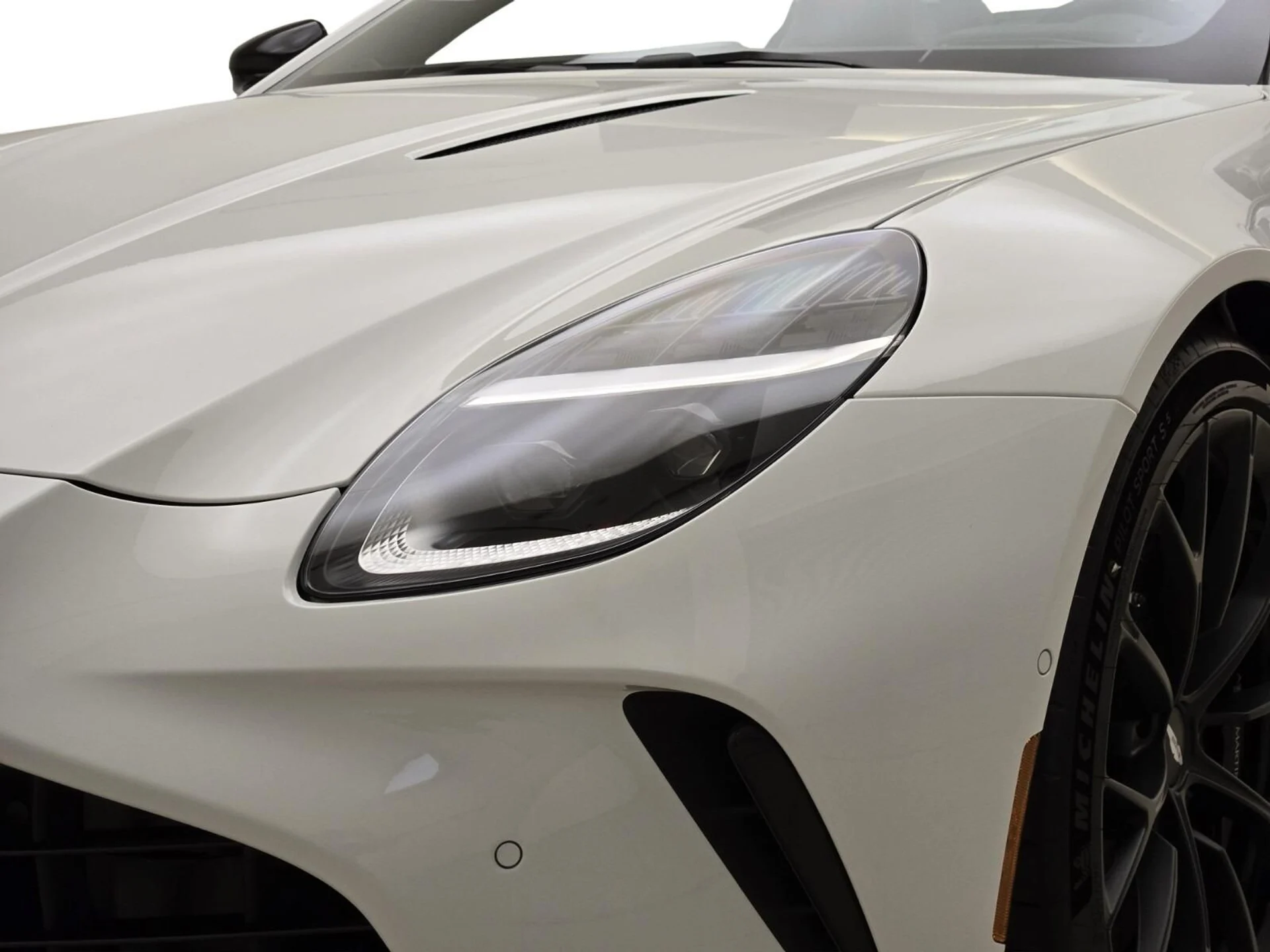 mph004_3722155960_New_2026_Aston_Martin_Vantage_1759816361_53f308a535