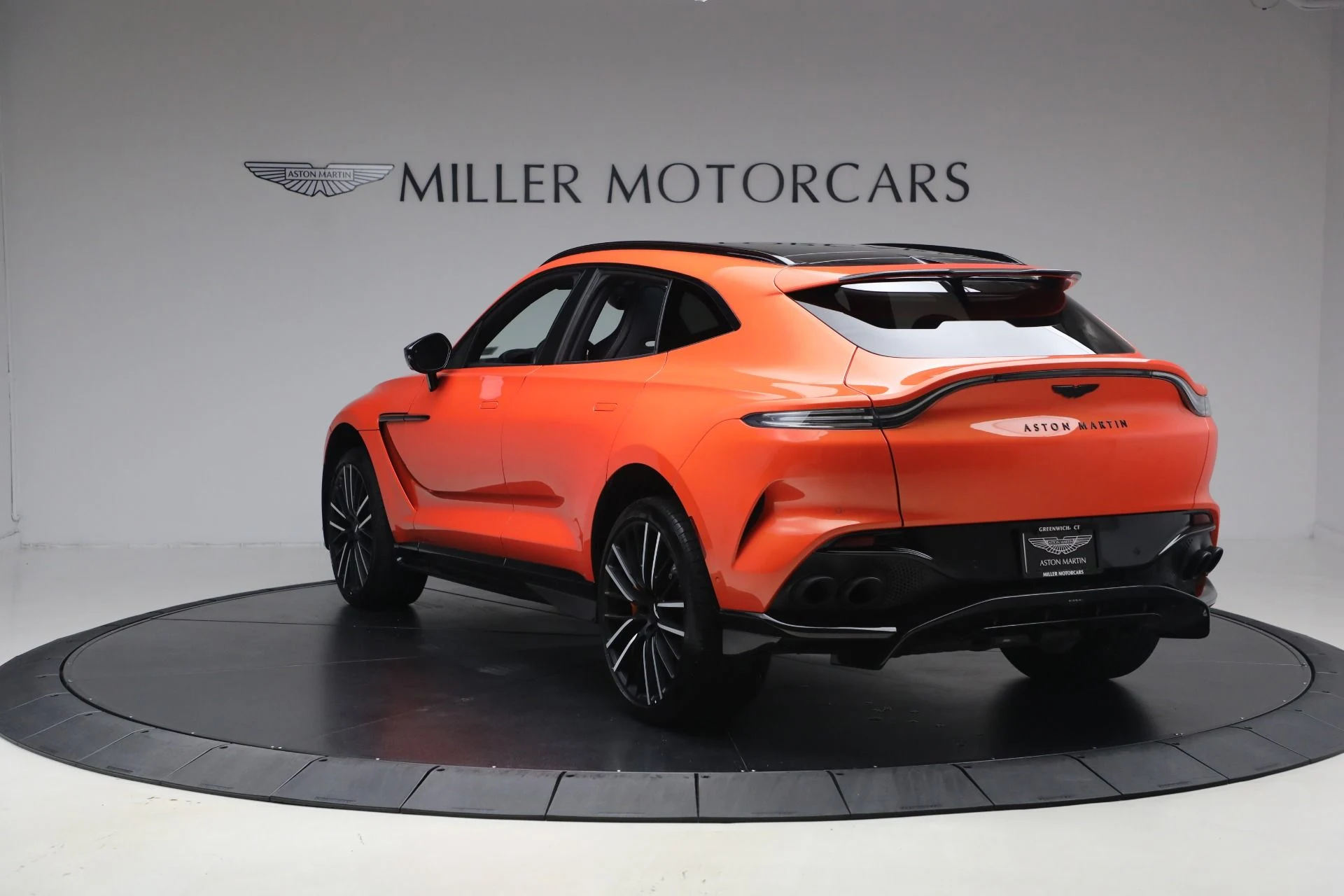 mph004_3792836490_Used_2023_Aston_Martin_DBX_707_1764179336_e623ca1527