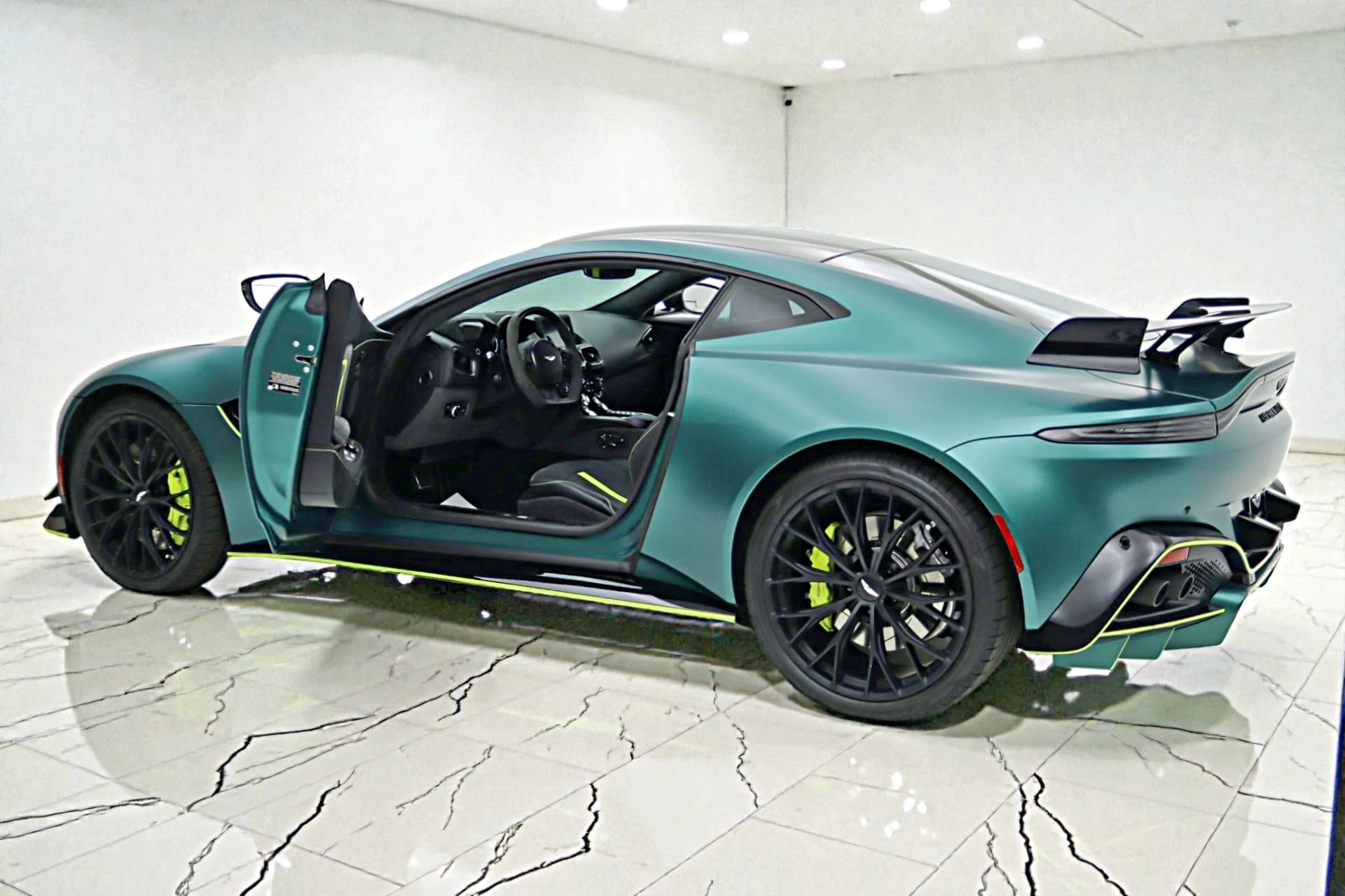 mph004_3813404819_Used_2023_Aston_Martin_Vantage_F1_EDITION_d86c864793