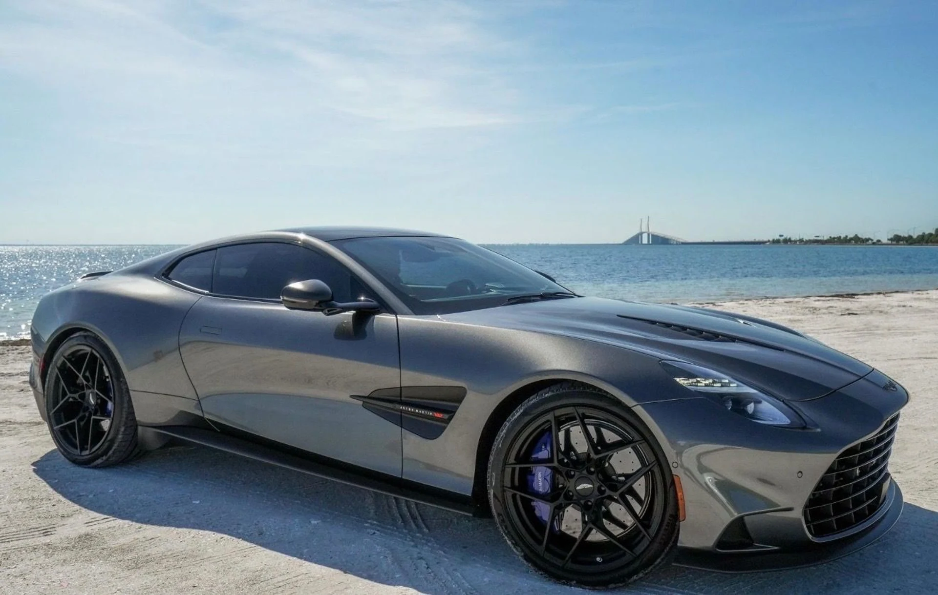 mph004_3861574947_Used_2025_Aston_Martin_Vanquish_1792440116_dcd0ce71b3