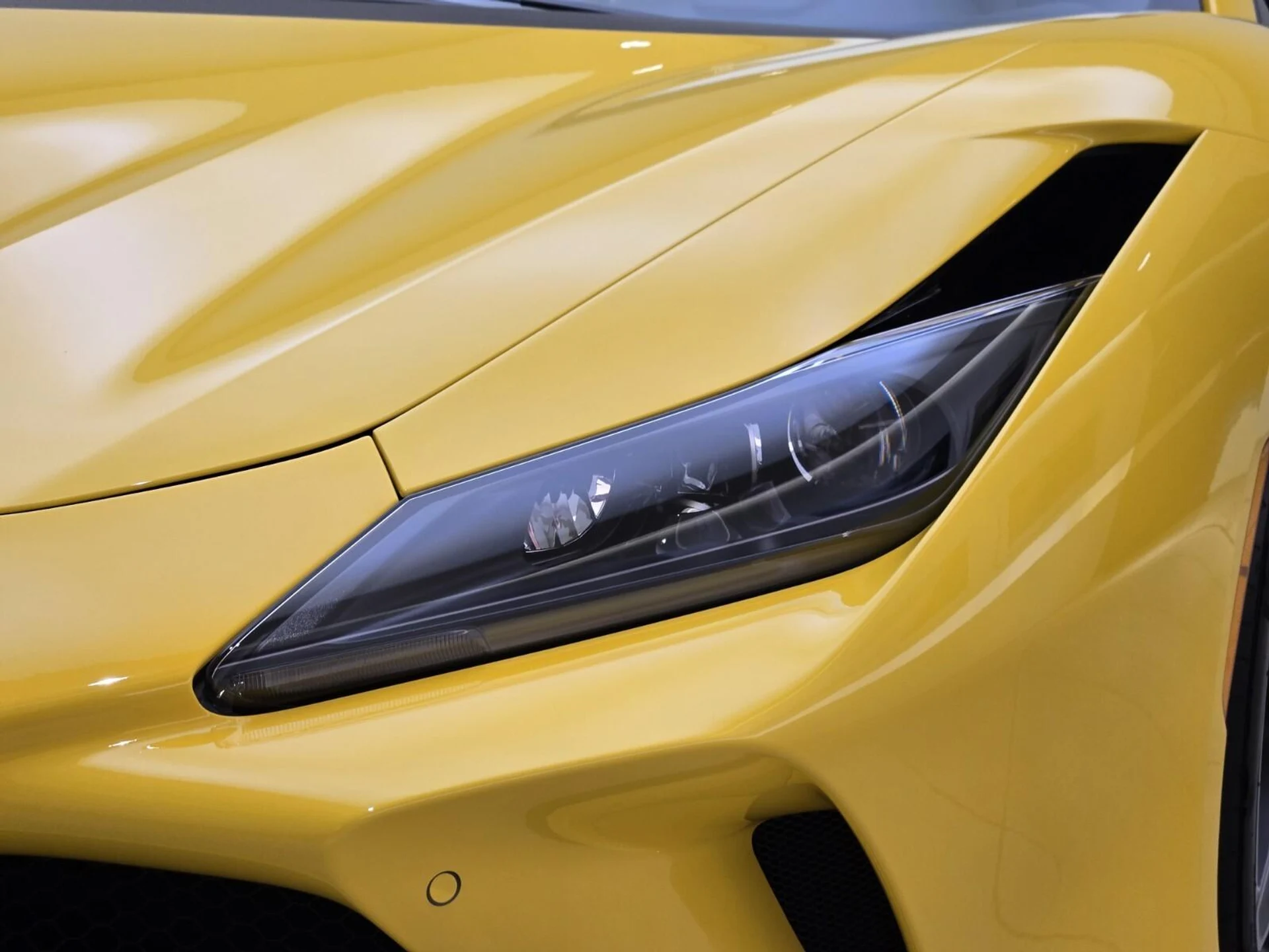 mph004_3876875814_Used_2021_Ferrari_F8_Spider_1766213853_72ae11a1b5