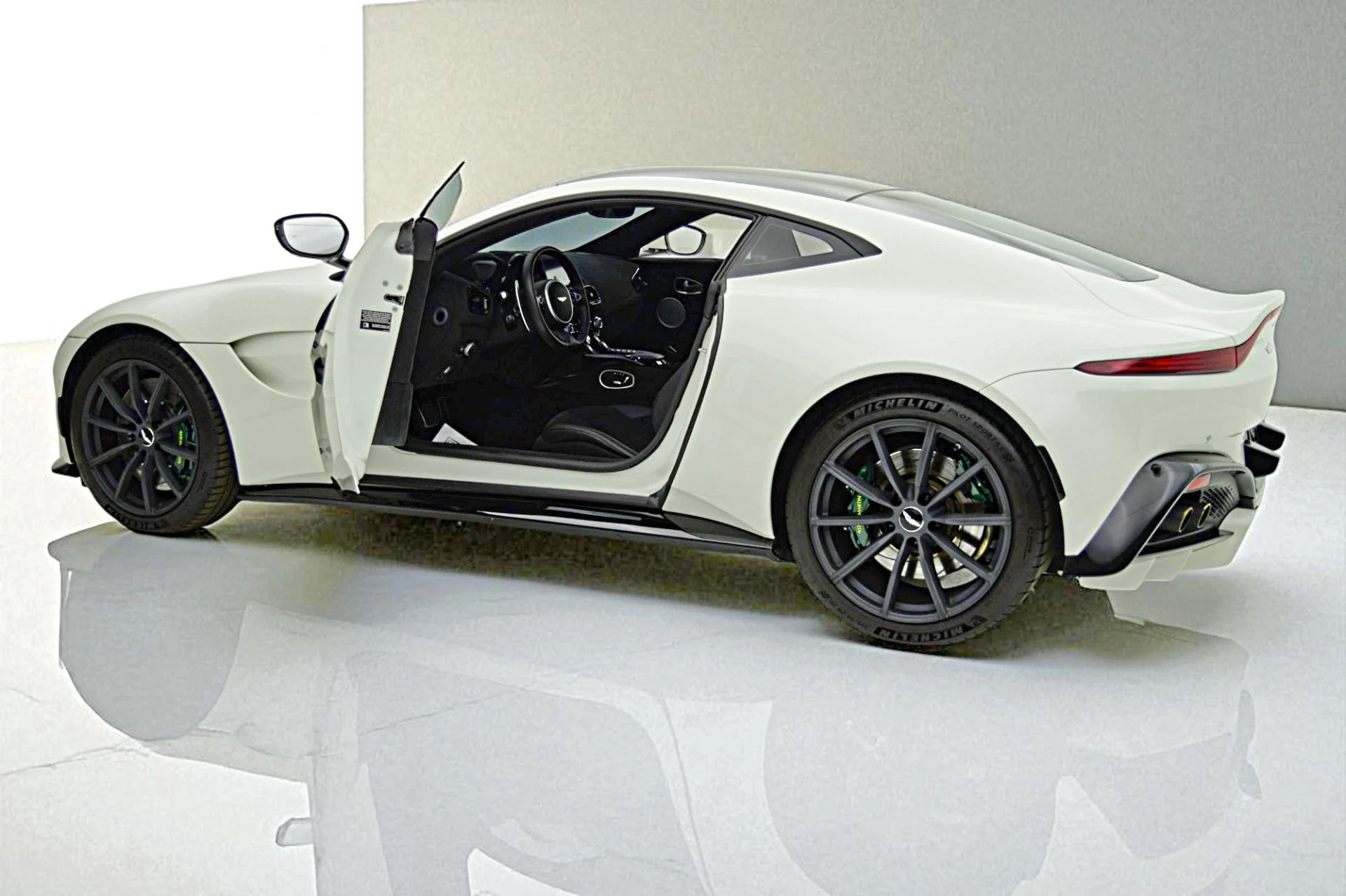 mph004_3908862290_Used_2019_Aston_Martin_Vantage_Coupe_1c755ee0a2