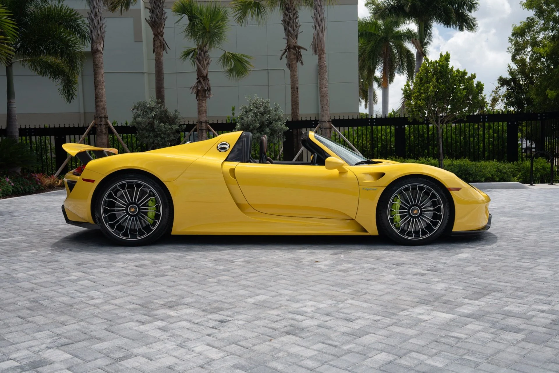 mph004_3942942462_Used_2015_Porsche_918_Spyder_1782406229_fef3307bfc
