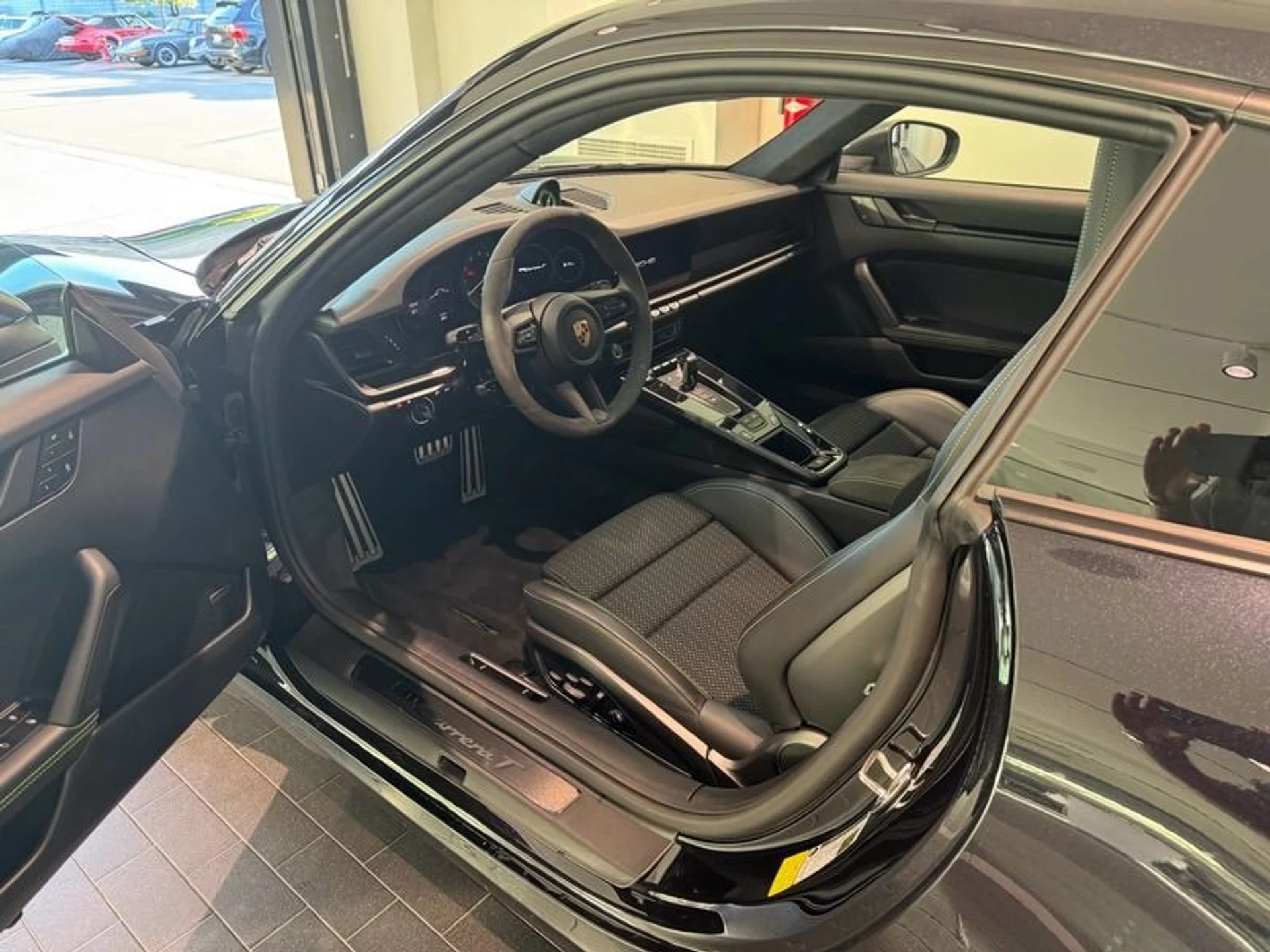 mph004_3979136544_Used_2024_Porsche_911_Carrera_T_1762903849_e55cc0c172