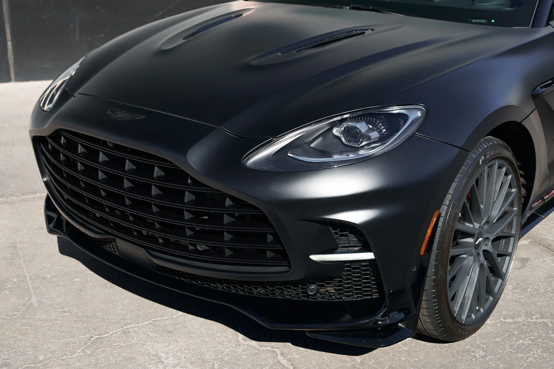 mph004_3986645717_Used_2023_Aston_Martin_DBX_707_1731378416_9854eebd4a