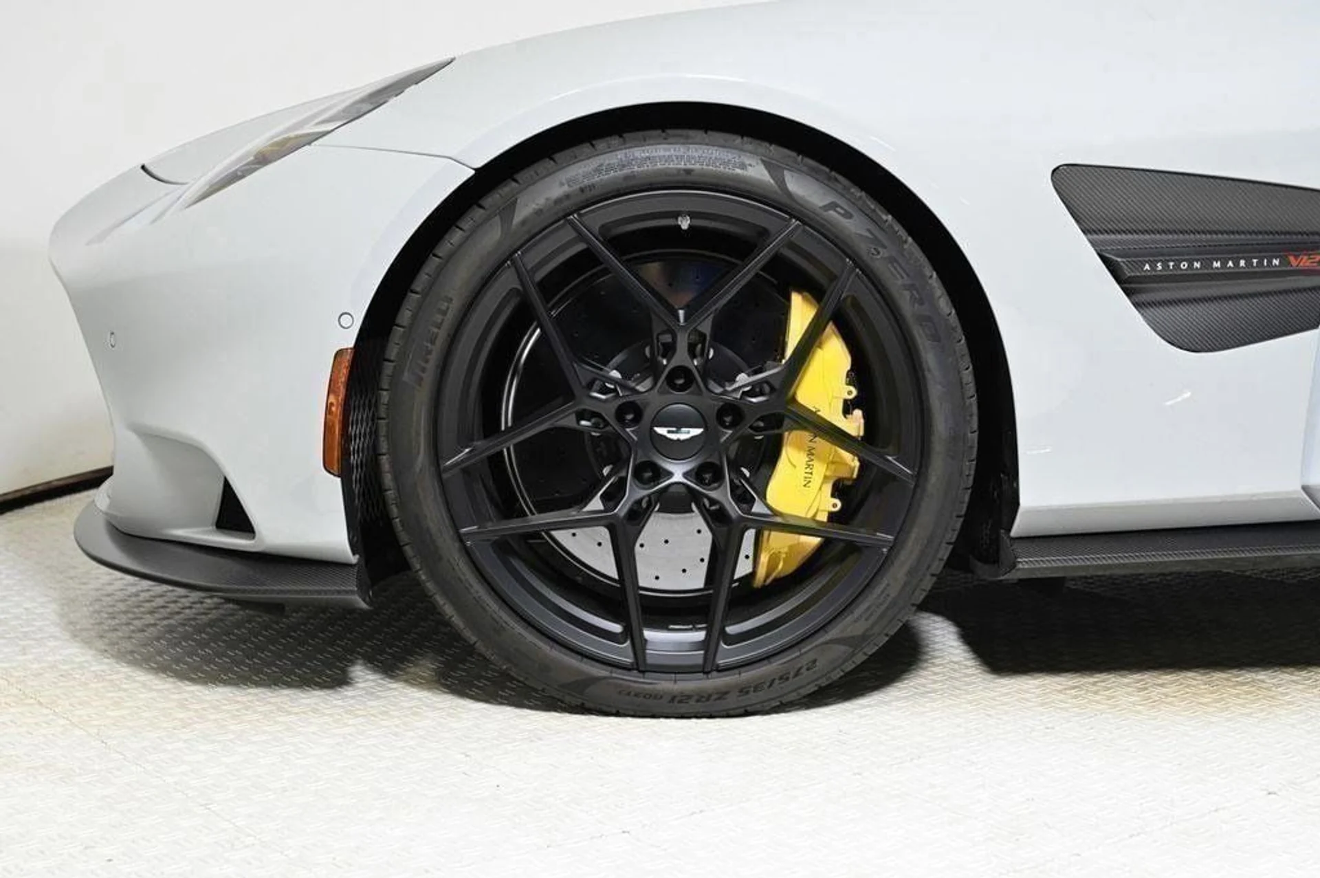 mph004_3997600664_used_2025_aston_martin_vanquish_coupe_11350_22829268_4_1024_0728028f7b