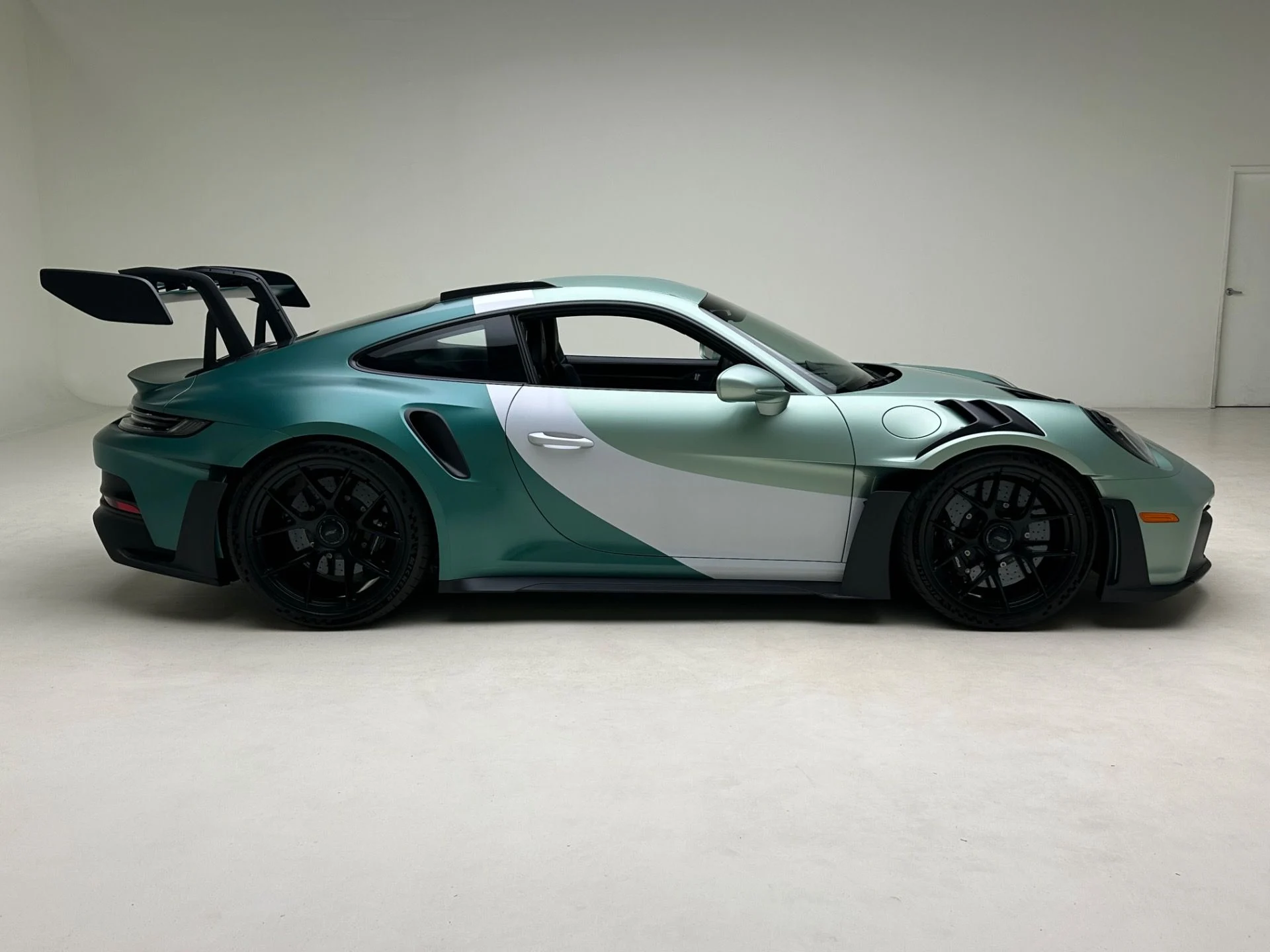 mph004_4011584419_Used_2024_Porsche_911_GT_3_RS_1777498442_ccb85bc1a9