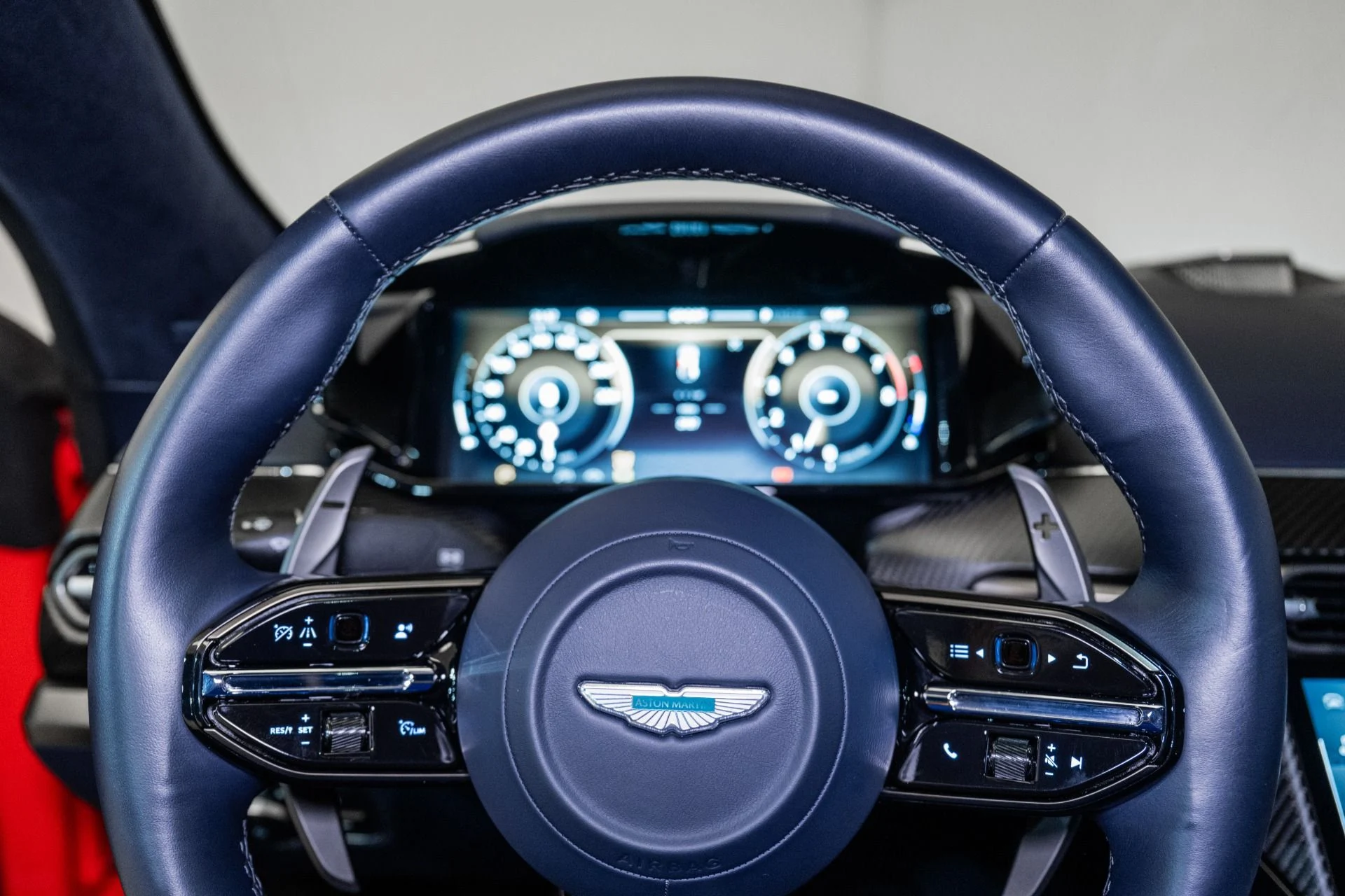 mph004_4012094985_Used_2025_Aston_Martin_Vantage_1754335114_e4794be5c4