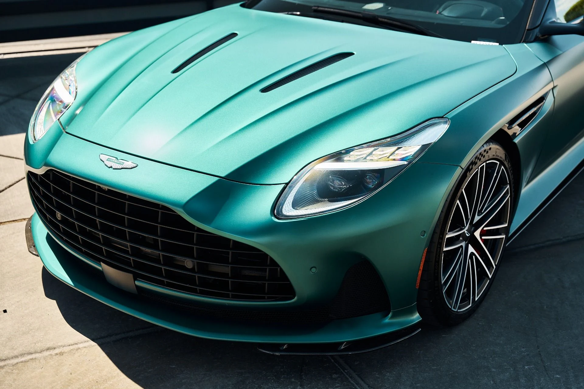 mph004_4086545637_Used_2024_Aston_Martin_DB_12_1784769354_8616914d21