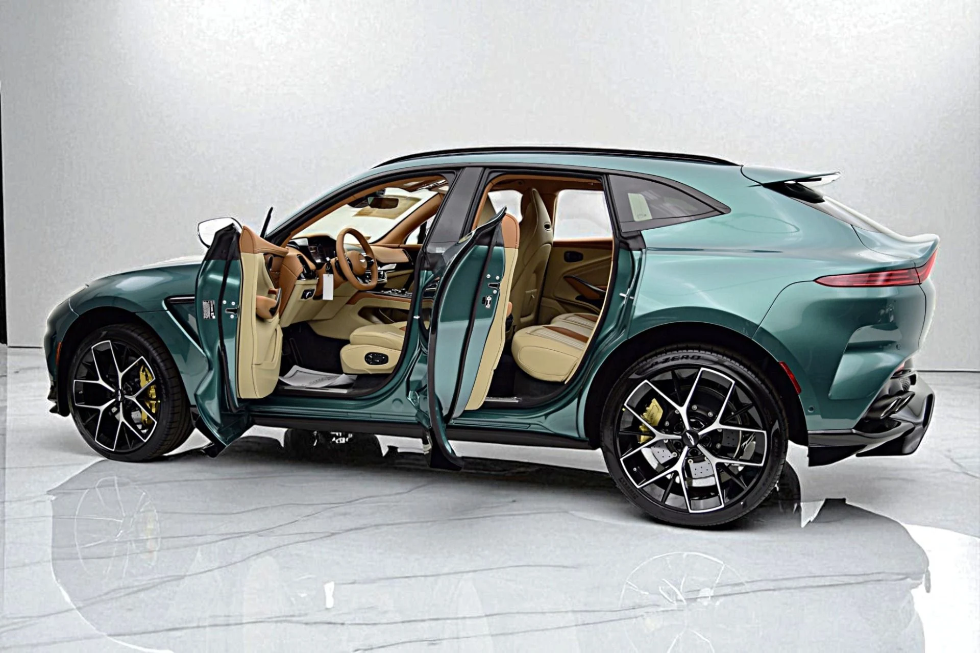 mph004_40959524_New_2025_Aston_Martin_DBX_707_77c475011c