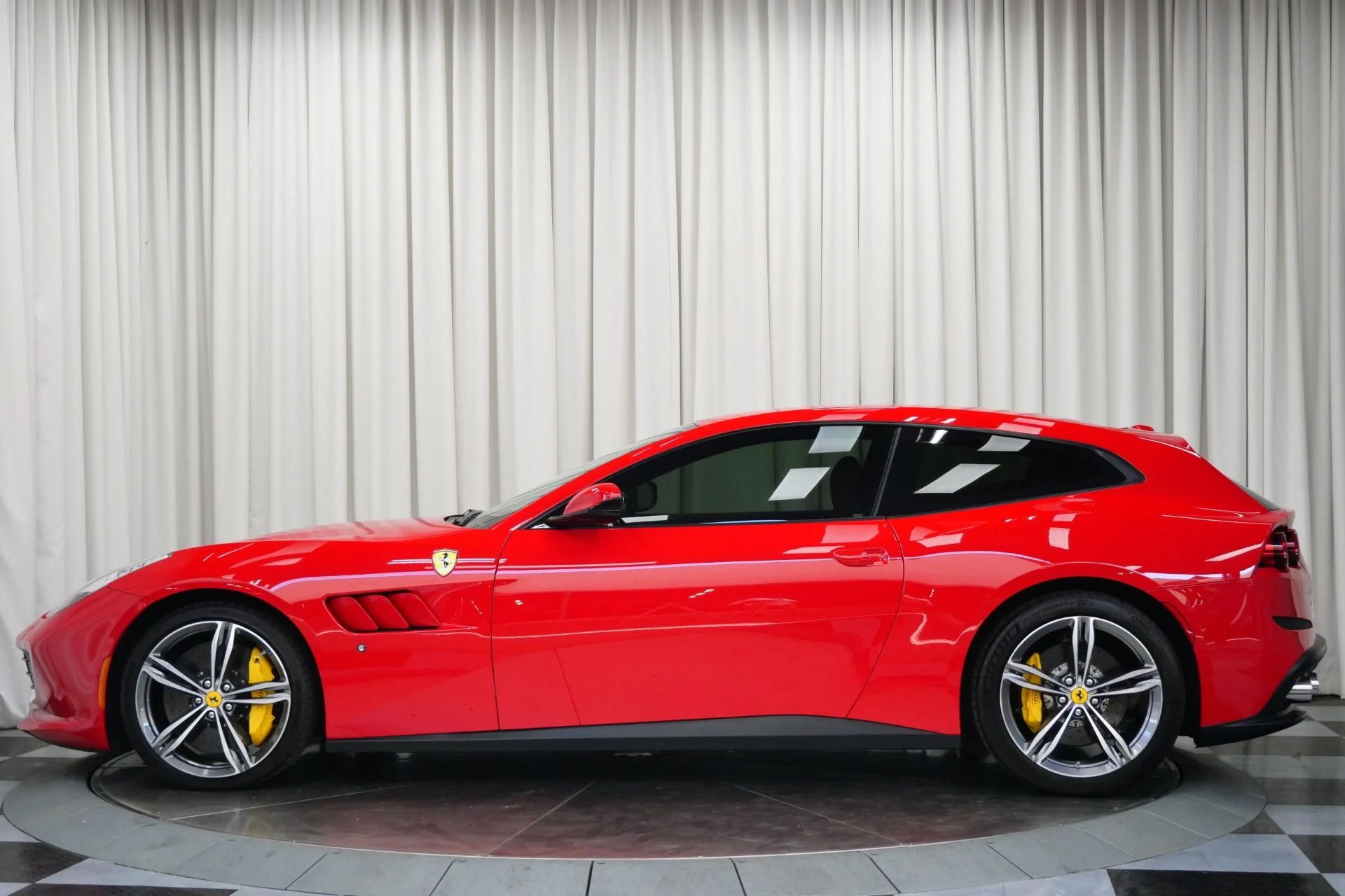 mph004_4130139613_Used_2018_Ferrari_GTC_4_Lusso_V12_1752852252_b54a7f95b4