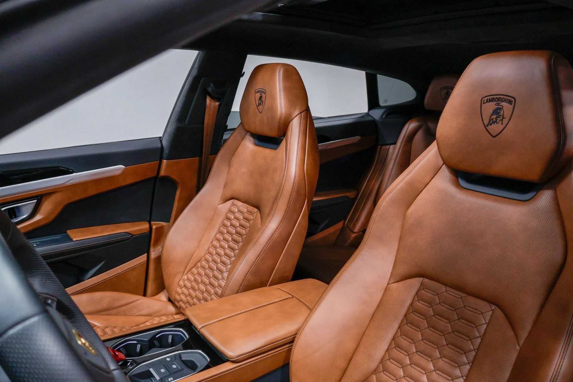 mph004_4162497829_Used_2019_Lamborghini_Urus_1760386129_1c7003a6c2