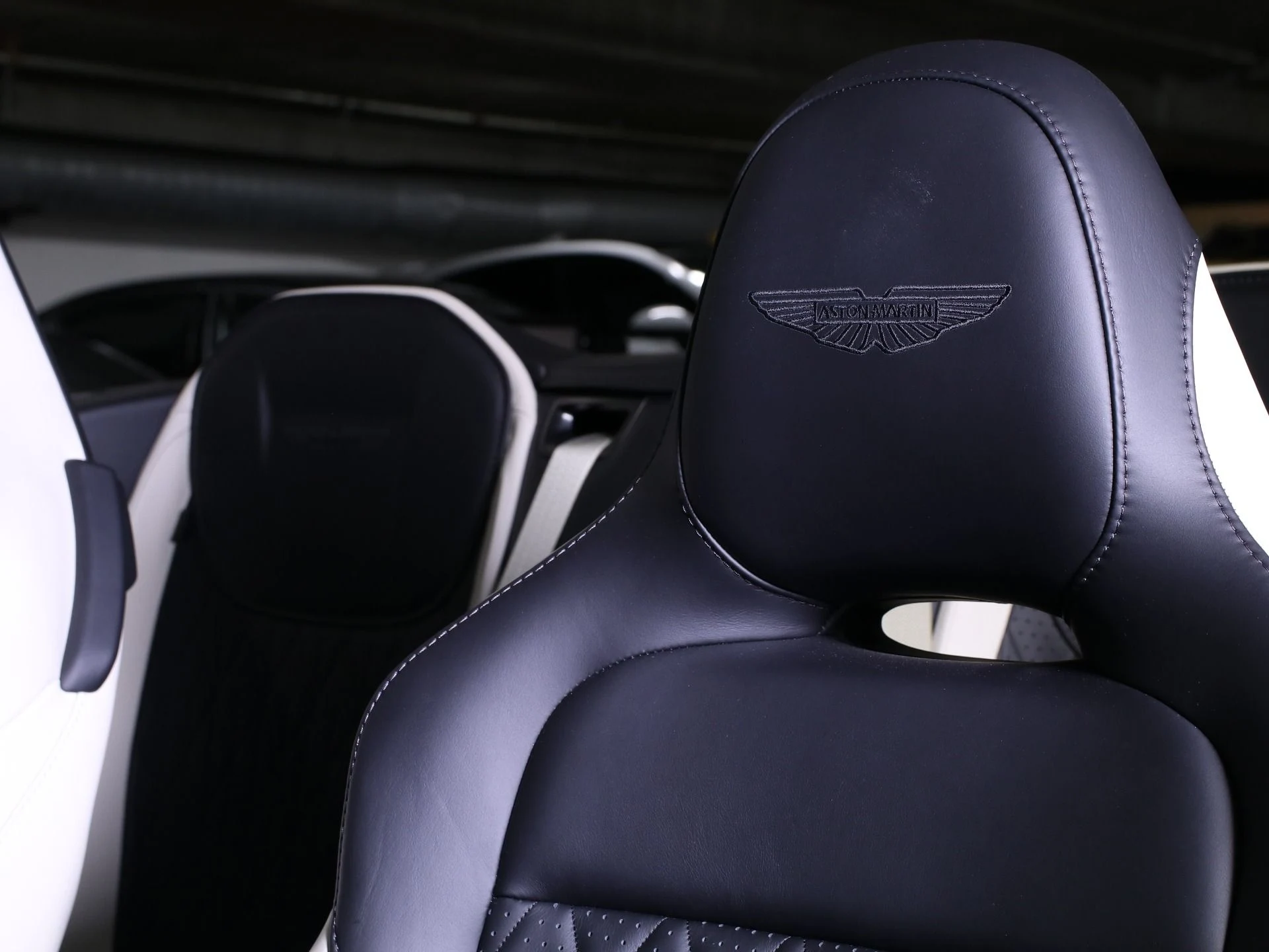 mph004_417574672_Used_2025_Aston_Martin_DB_12_Volante_1758482753_e7dc3a168b