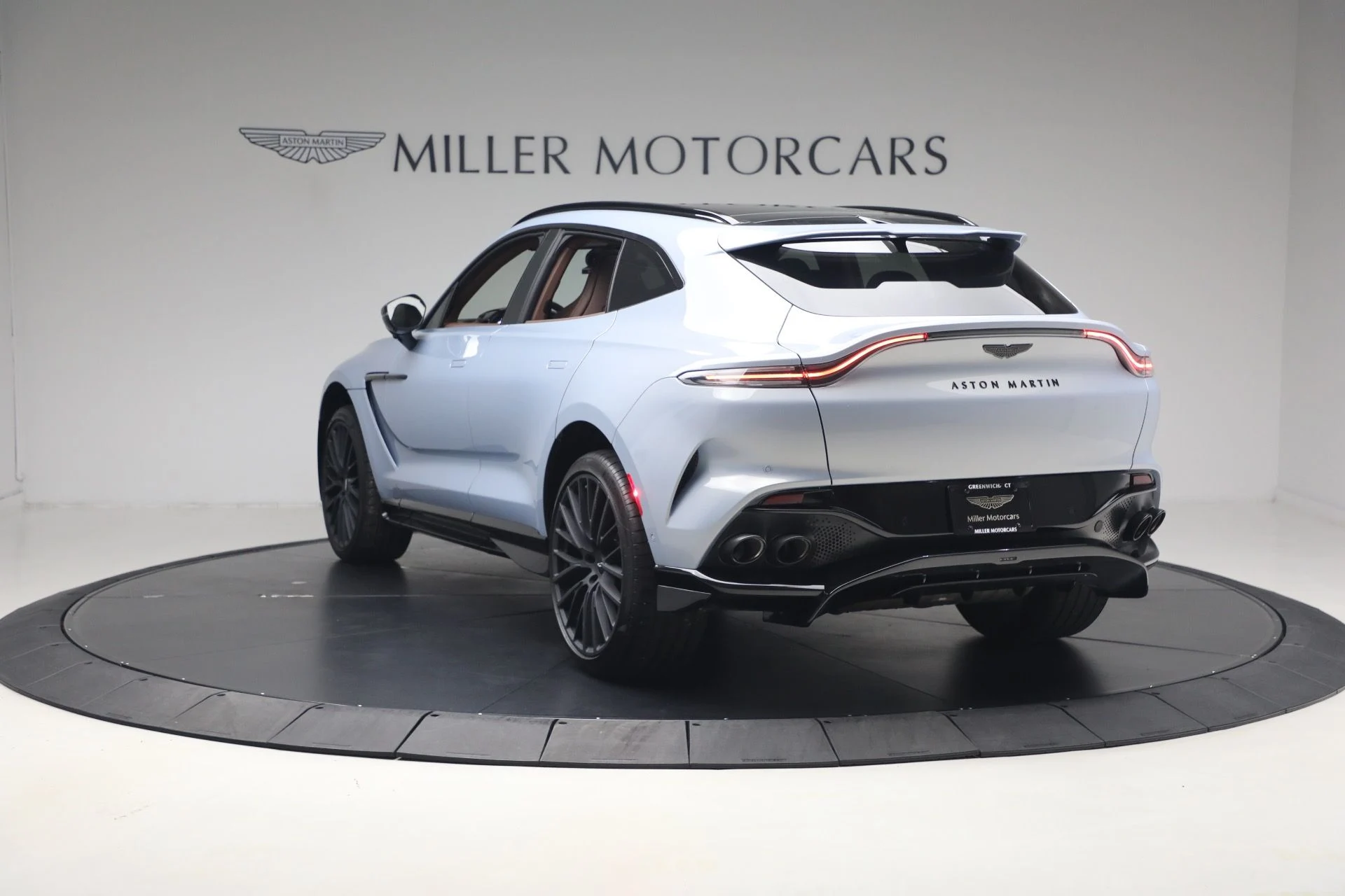 mph004_547646976_Used_2026_Aston_Martin_DBX_707_1780931407_cf8f30762a