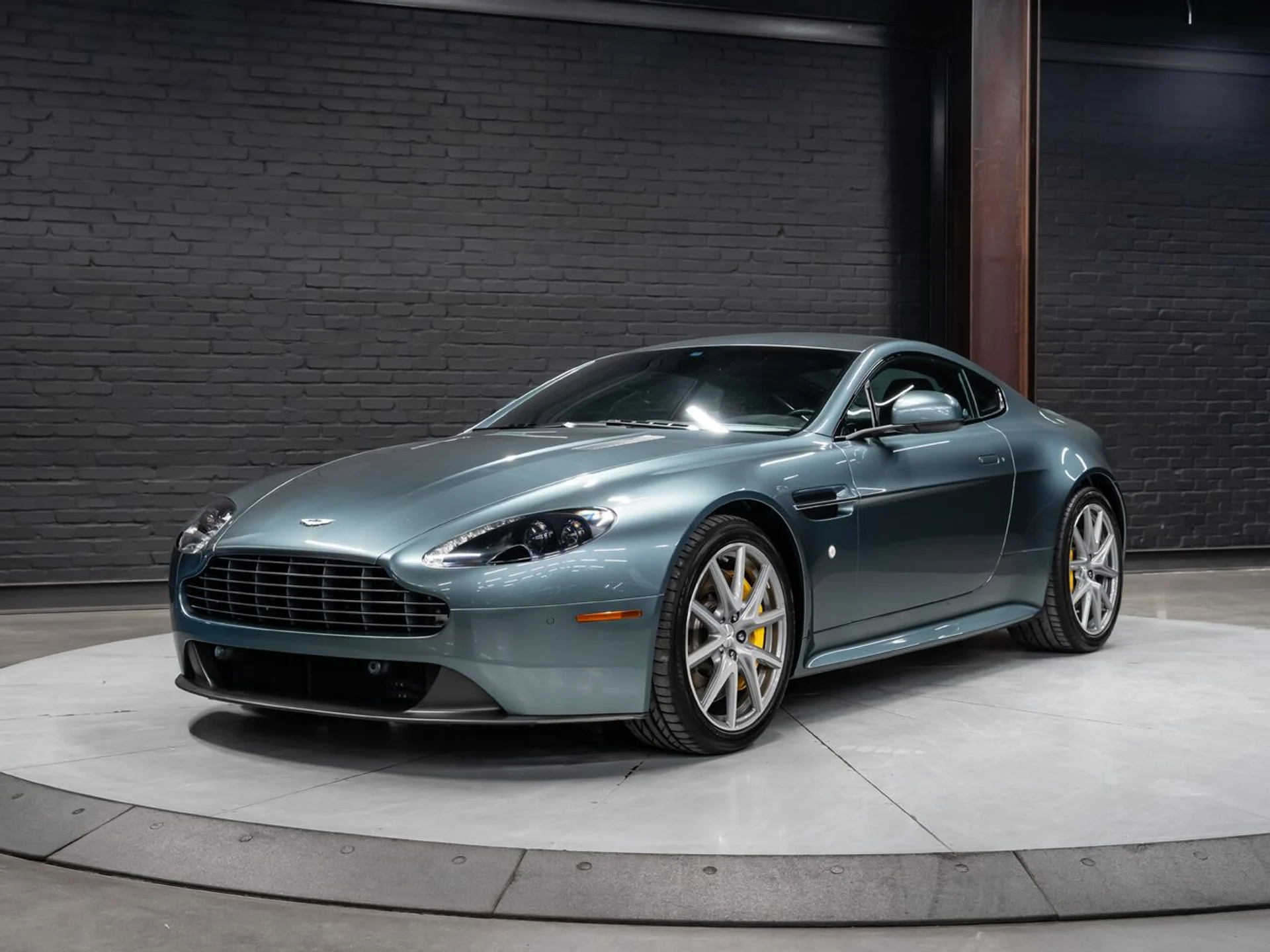 mph004_602317733_aston_martin_v8_vantage_2015_1aa92df4df