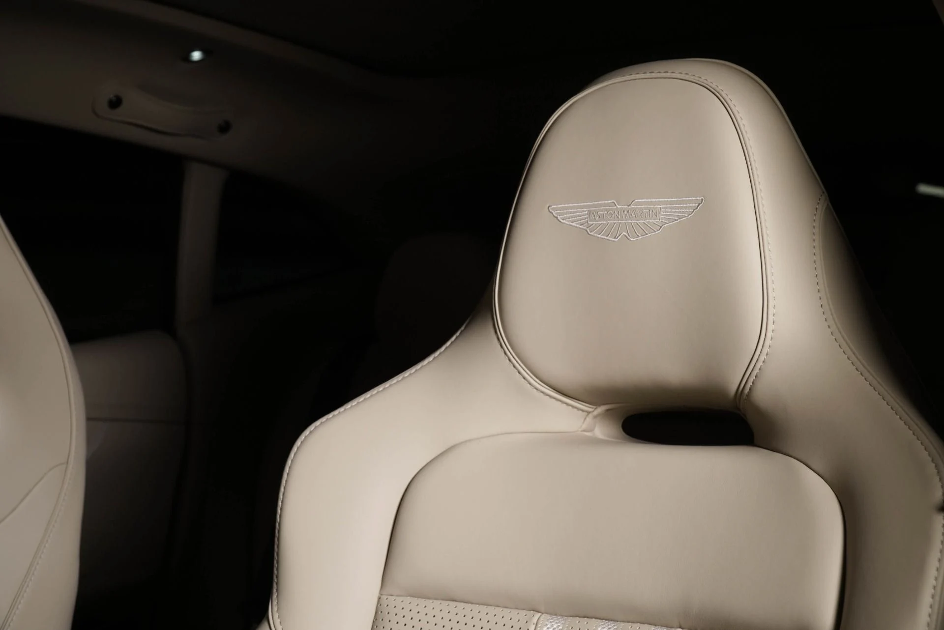 mph004_61785056_New_2026_Aston_Martin_DBX_707_1765563110_68d123a20a