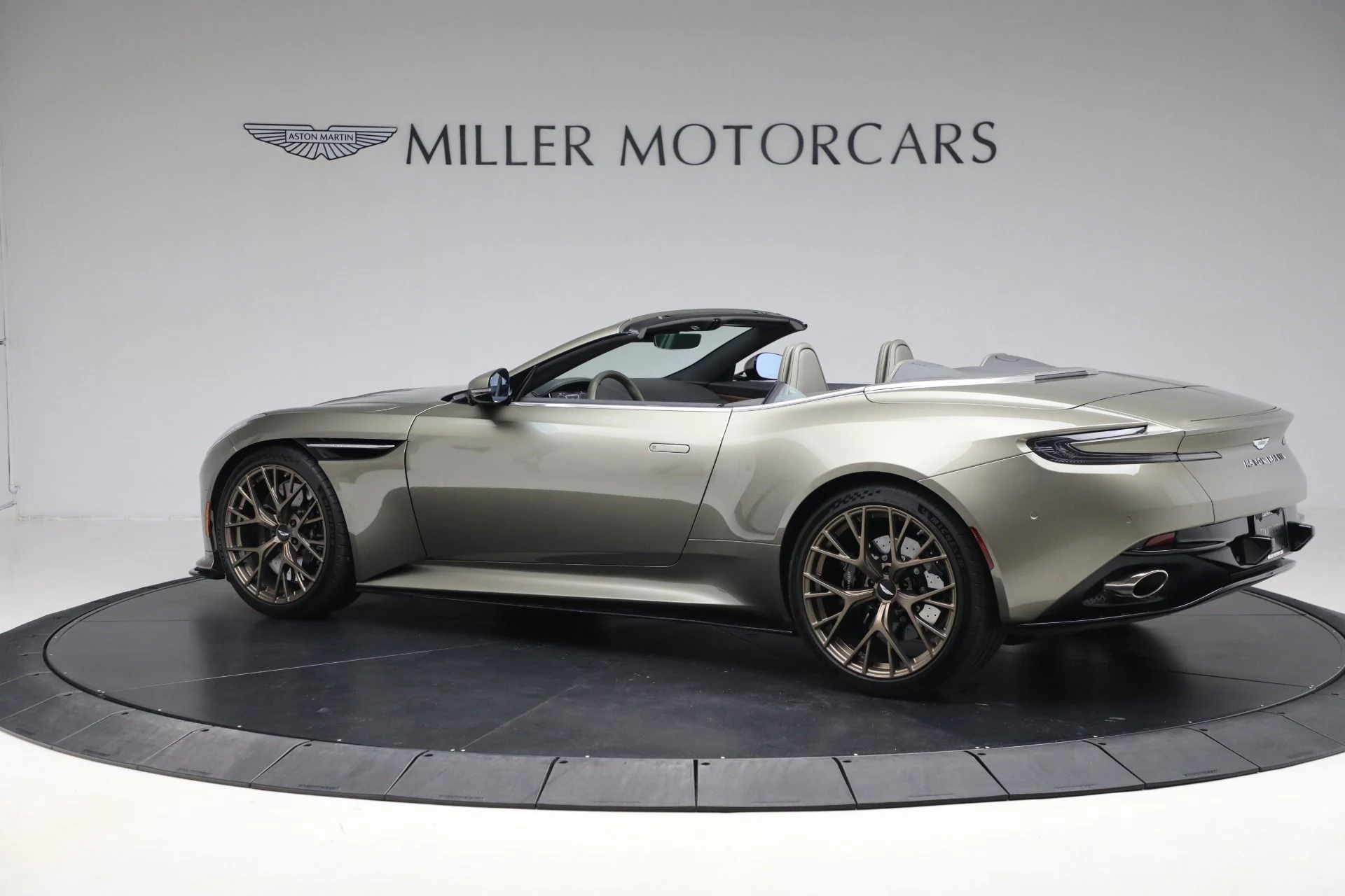 mph004_666705174_New_2024_Aston_Martin_DB_12_Volante_afa4733c9e