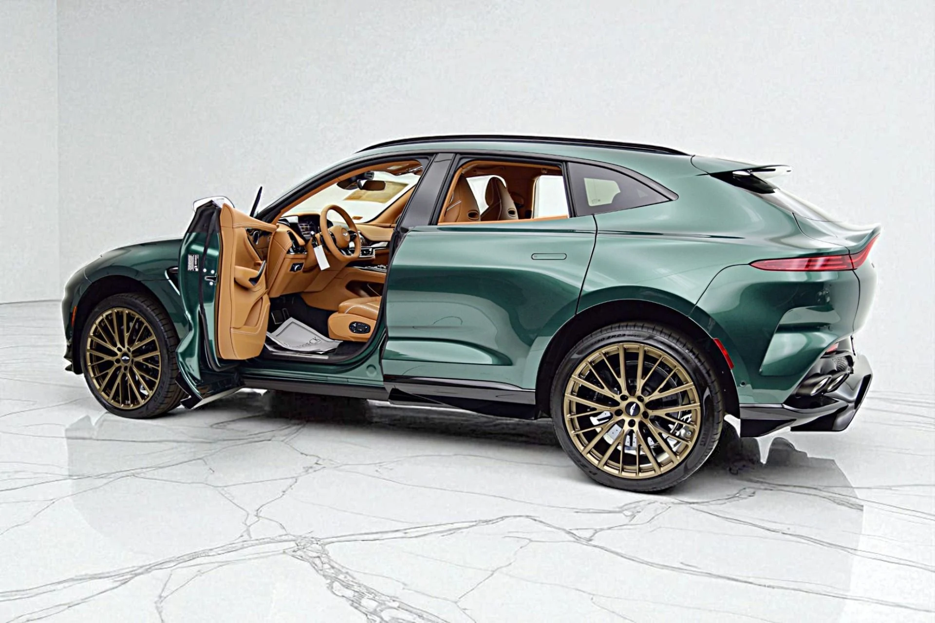 mph004_681598224_New_2025_Aston_Martin_DBX_707_662fe7b37e