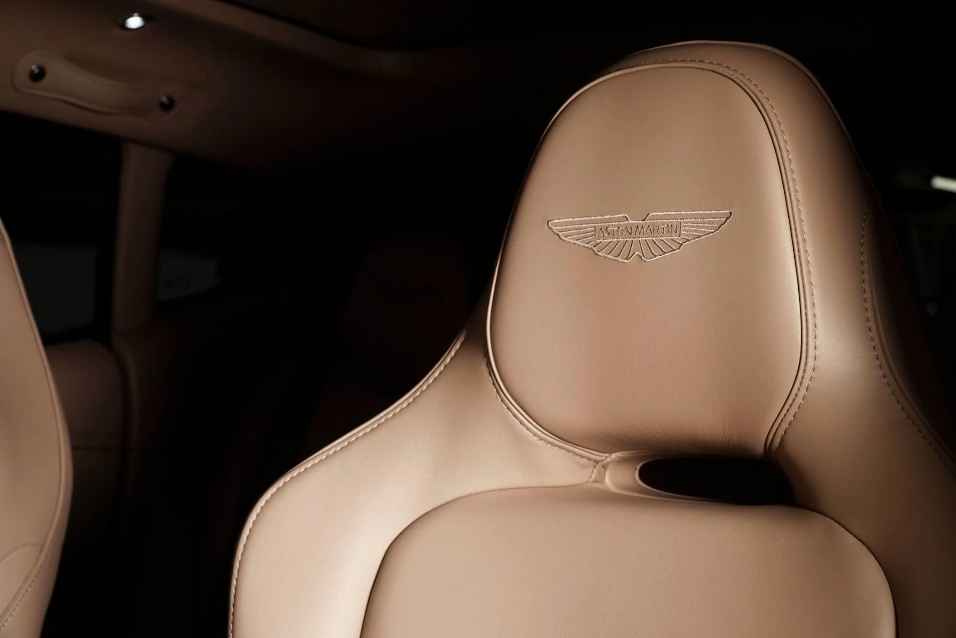 mph004_711155366_New_2026_Aston_Martin_DBX_707_1769661941_4b2ee5cff9