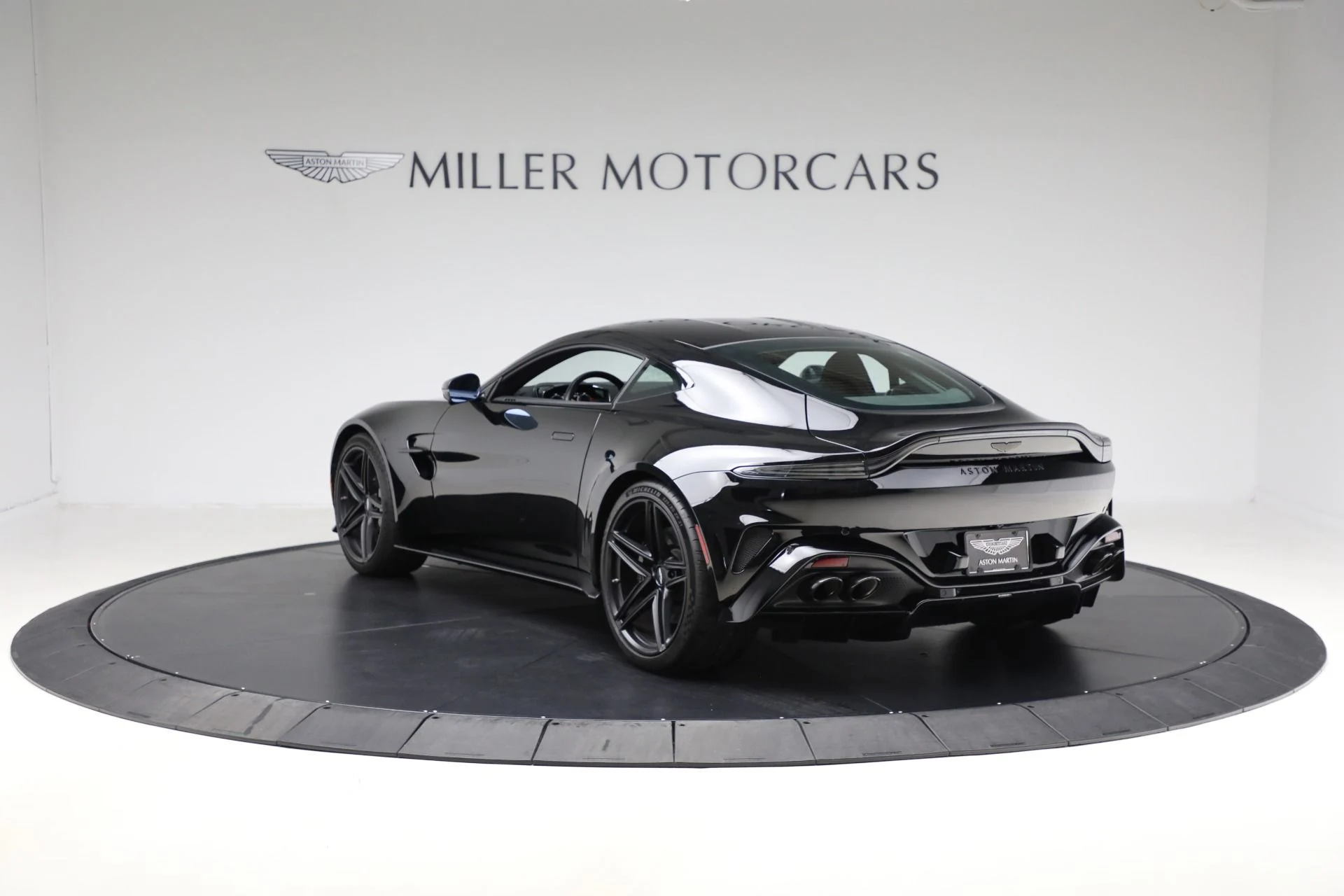 mph004_755258392_Used_2025_Aston_Martin_Vantage_1763143757_de6ec4e48c