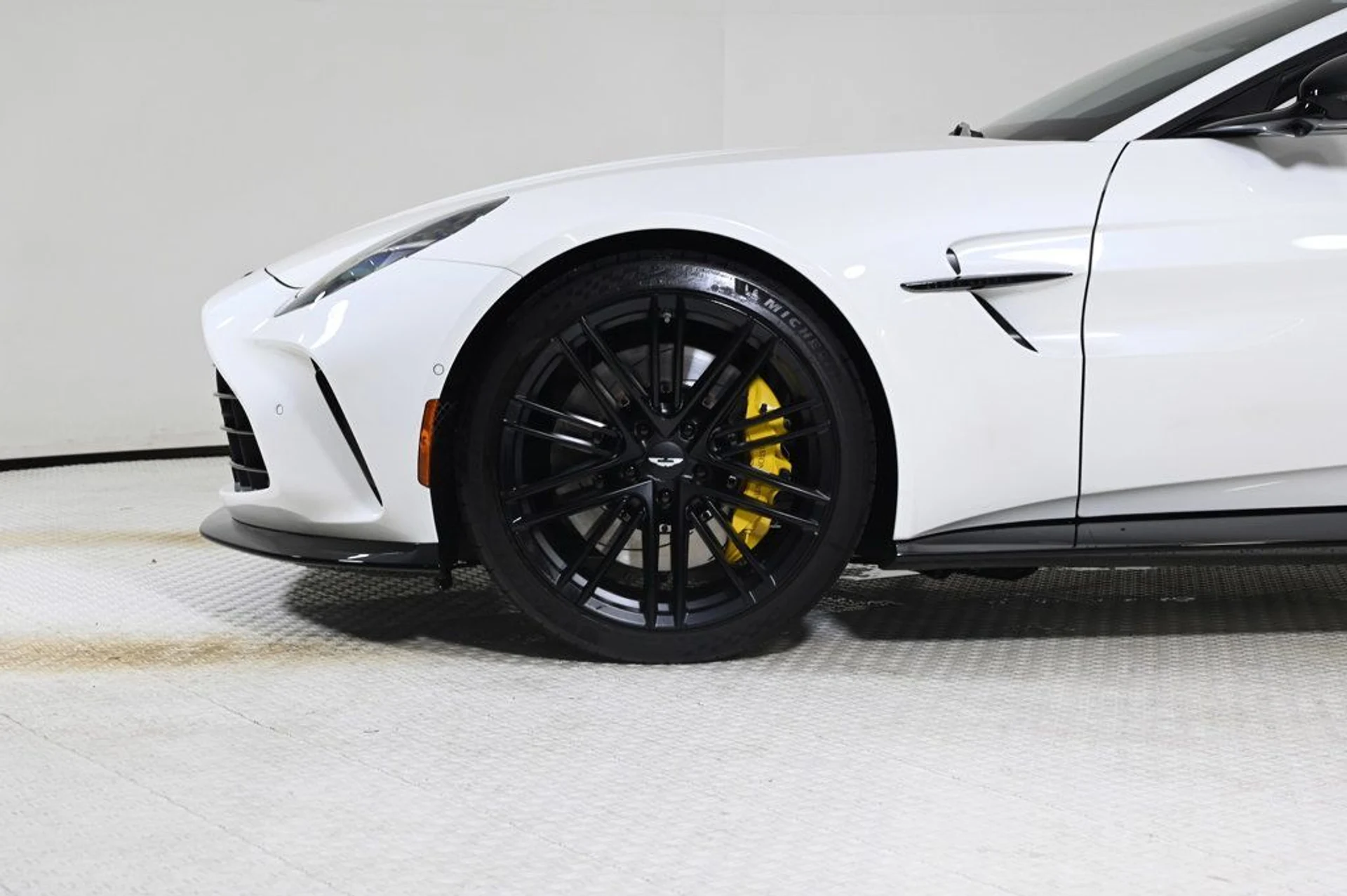 mph004_767297475_used_2025_aston_martin_vantage_base_11350_22975138_4_1024_a5330ae278