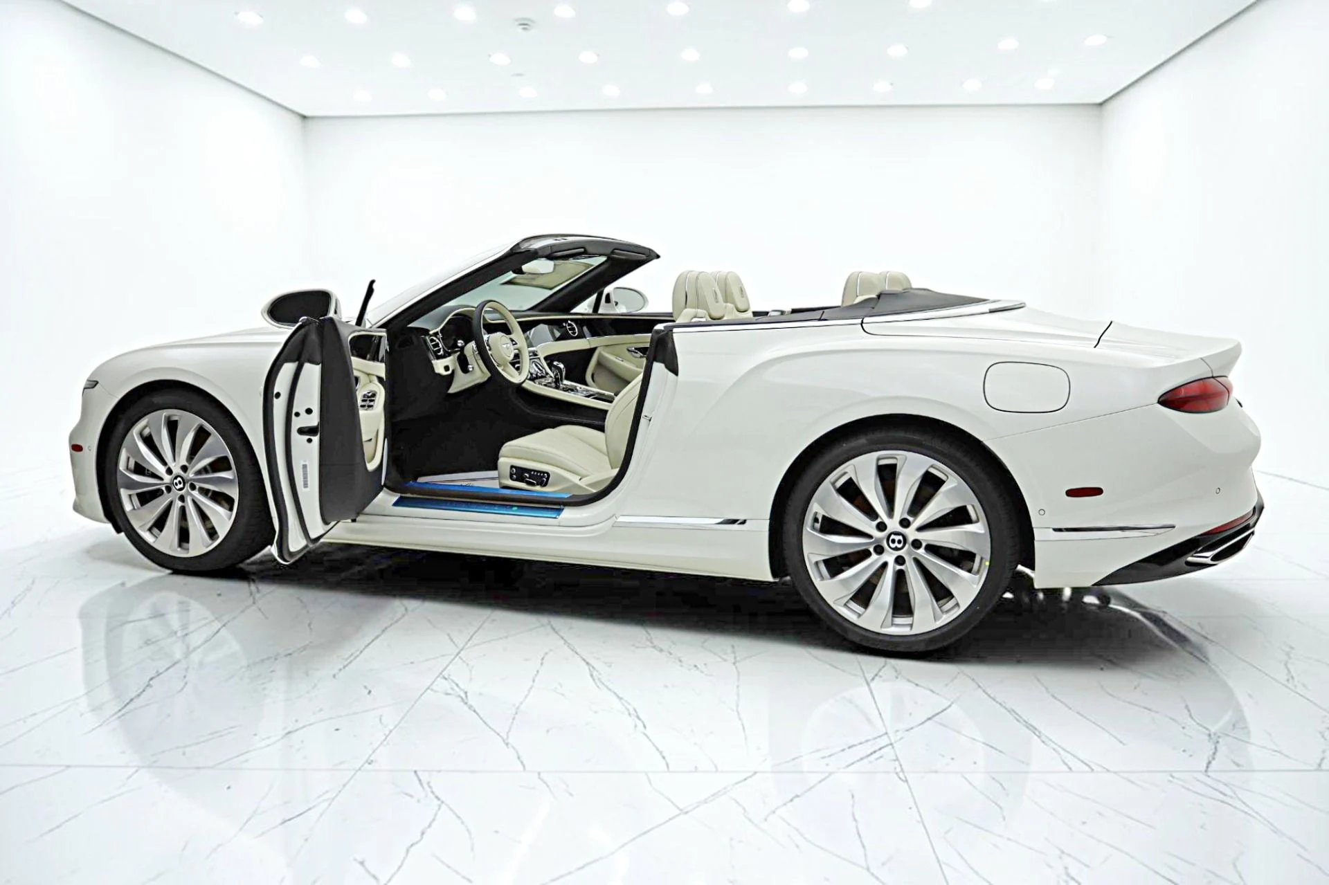 mph004_778037570_New_2026_Bentley_Continental_GTC_fbffe2fb29