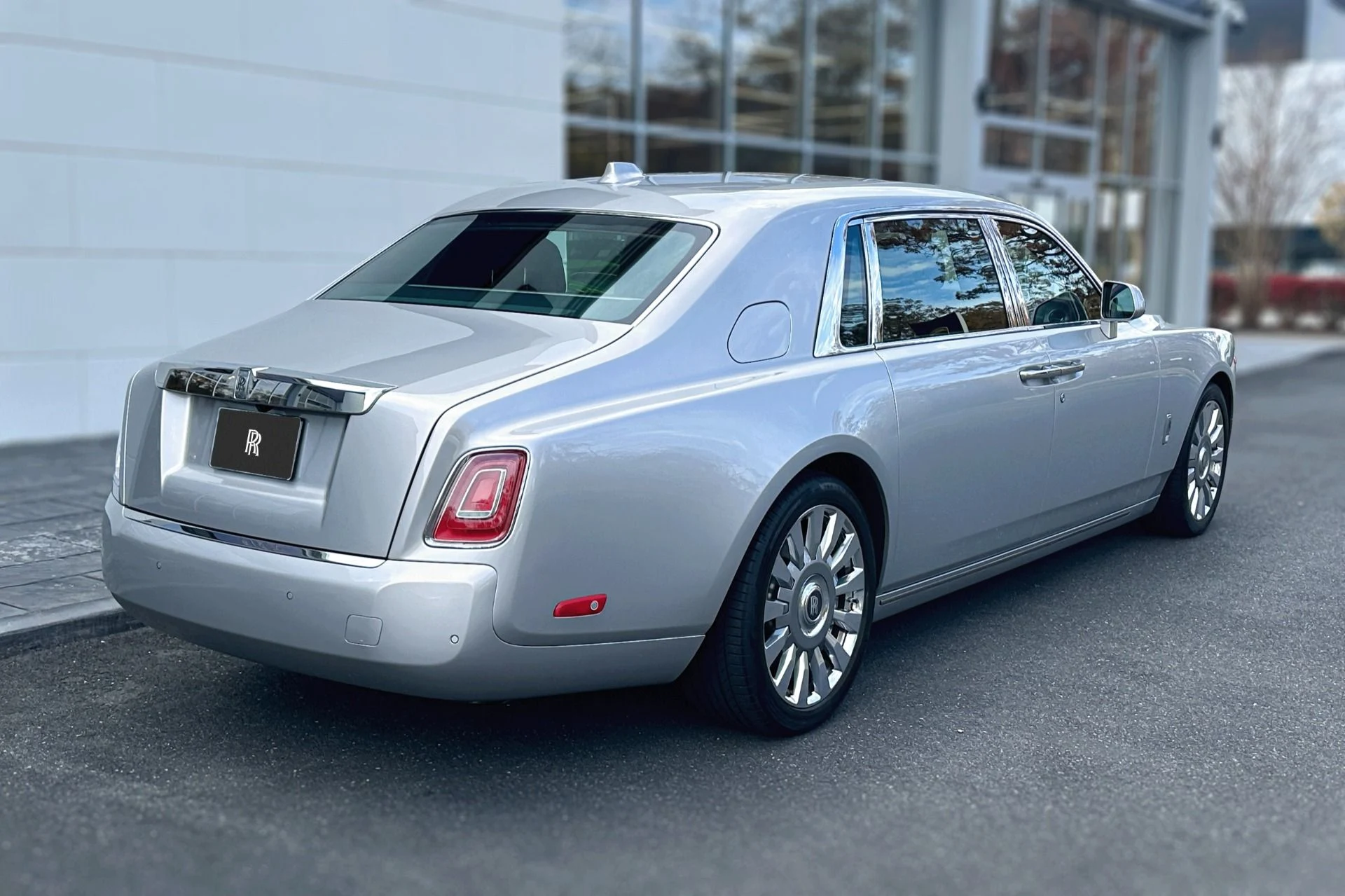 mph004_833272377_Used_2022_Rolls_Royce_Phantom_EWB_1762892452_eae976e69b