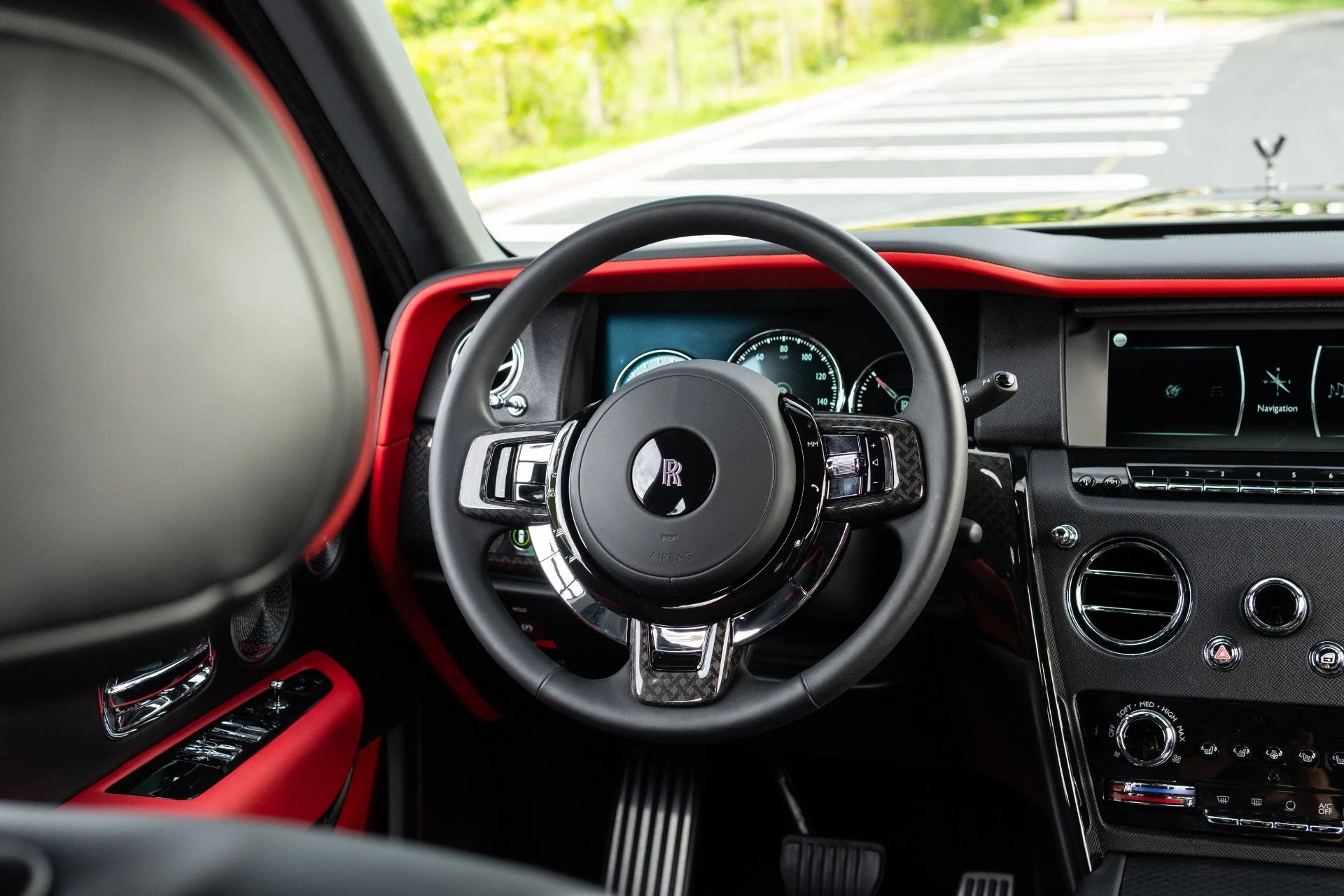 mph004_8943468_Used_2022_Rolls_Royce_Black_Badge_Cullinan_1776130970_bd040619be