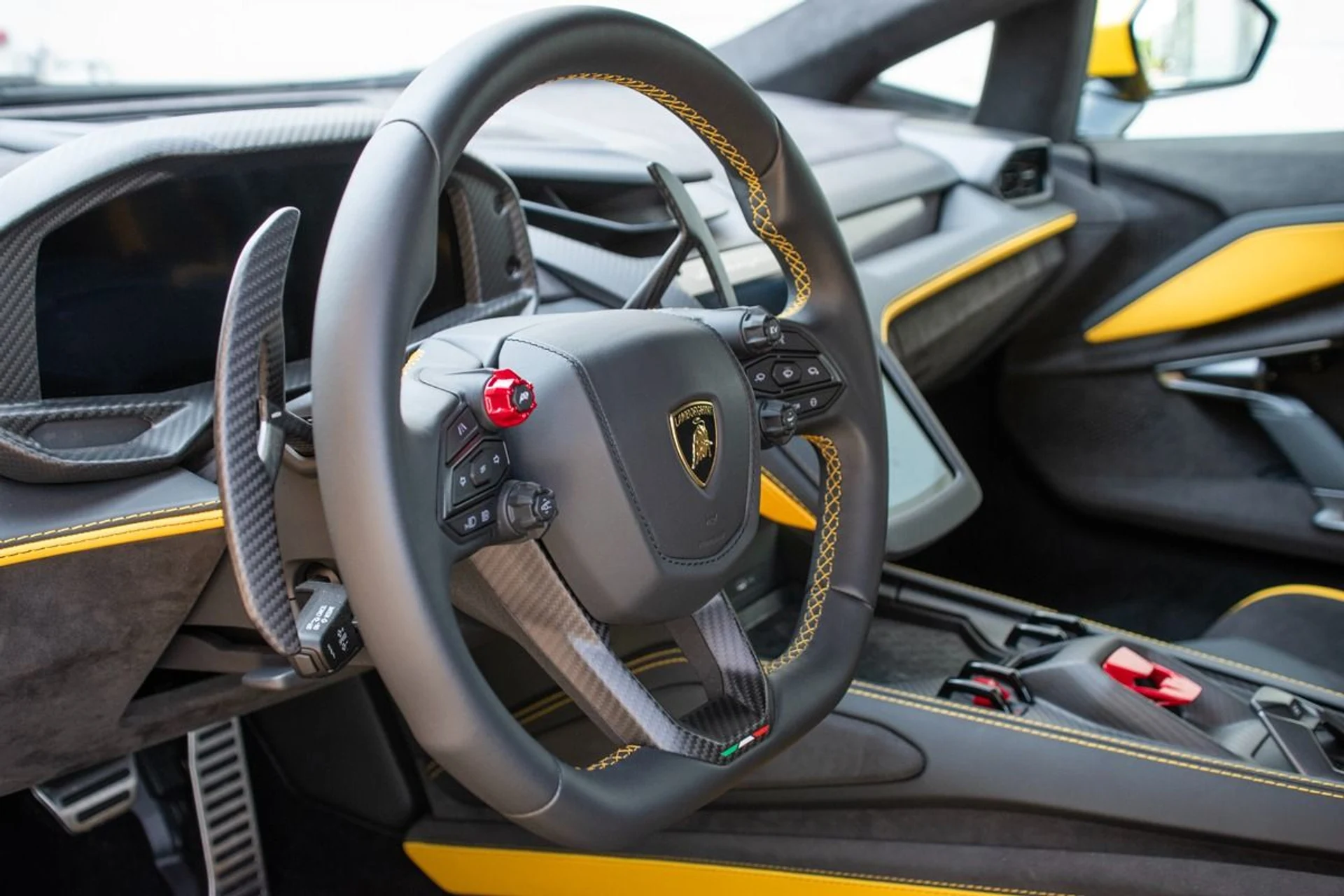 mph004_929392178_Used_2024_Lamborghini_Revuelto_1740383899_fc99633137