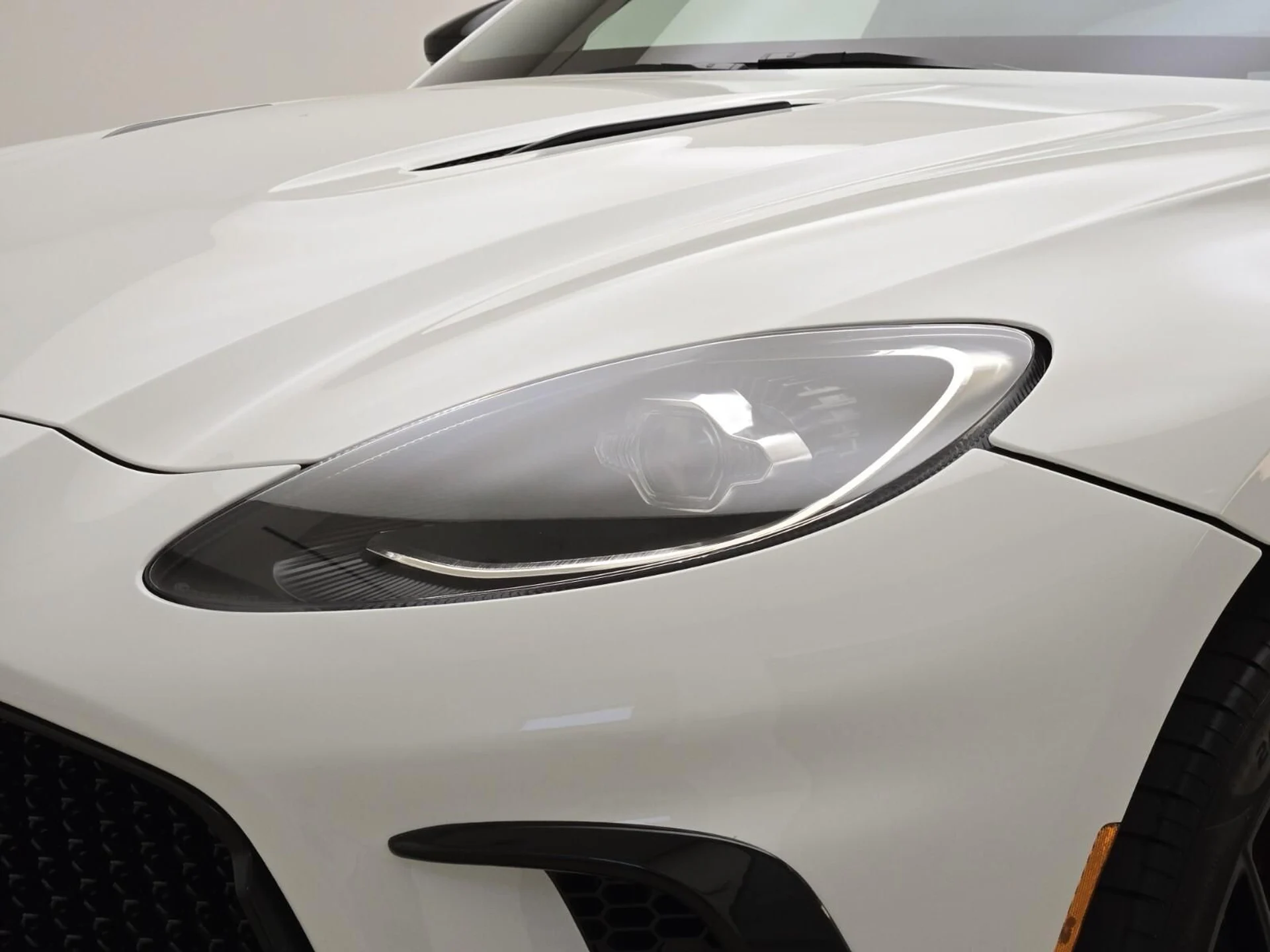 mph004_930213886_New_2026_Aston_Martin_DBX_S_1776835379_47e02628ae