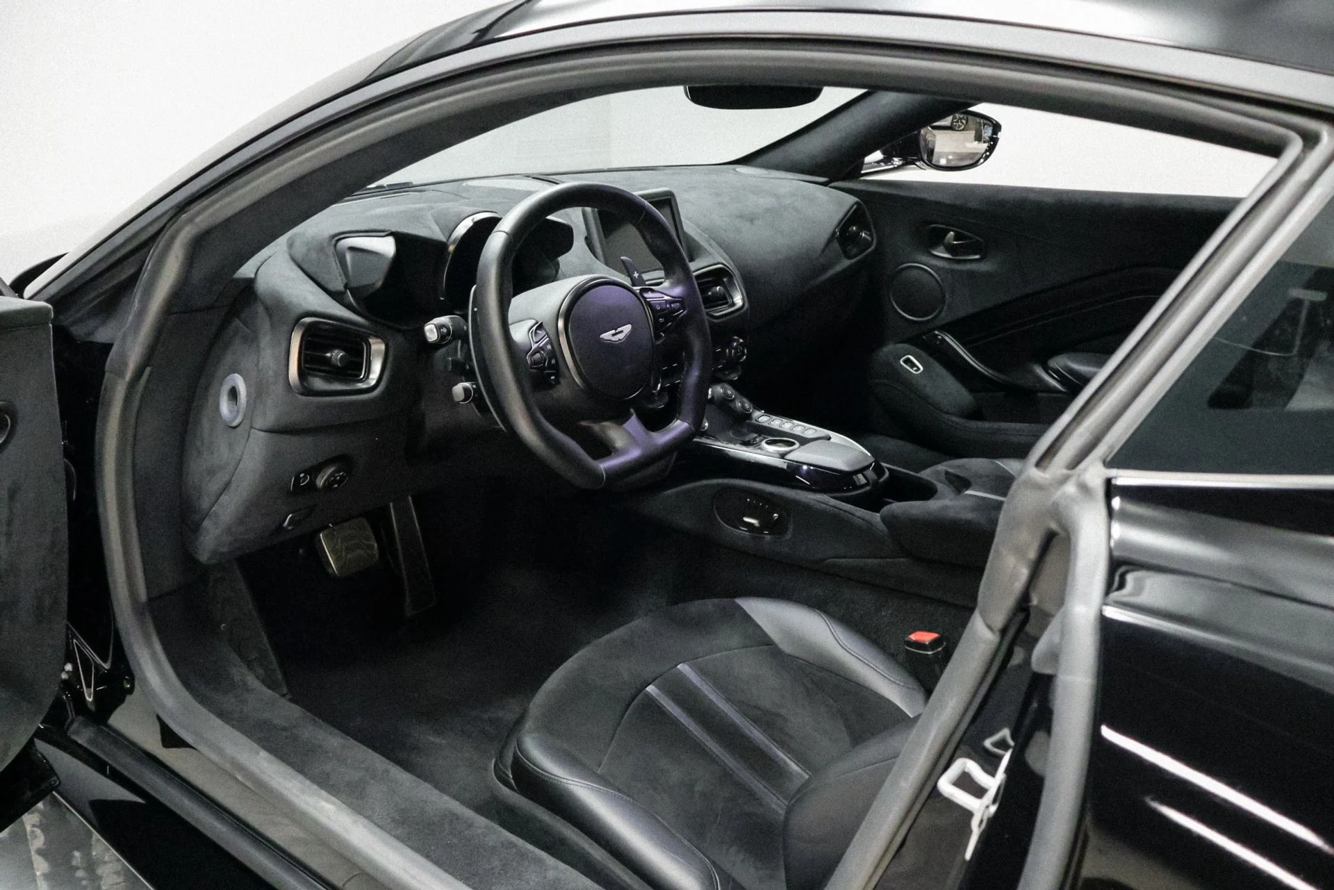 mph004_937072954_Used_2019_Aston_Martin_Vantage_1760536452_8f12201759