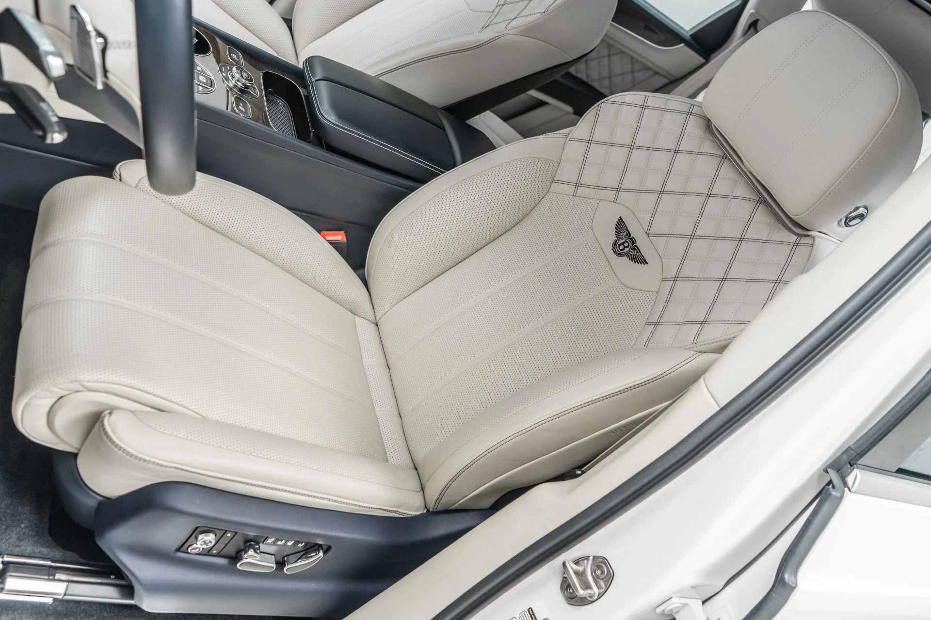 mph004_940080214_Used_2021_Bentley_Bentayga_V8_1752875666_7e408ac319