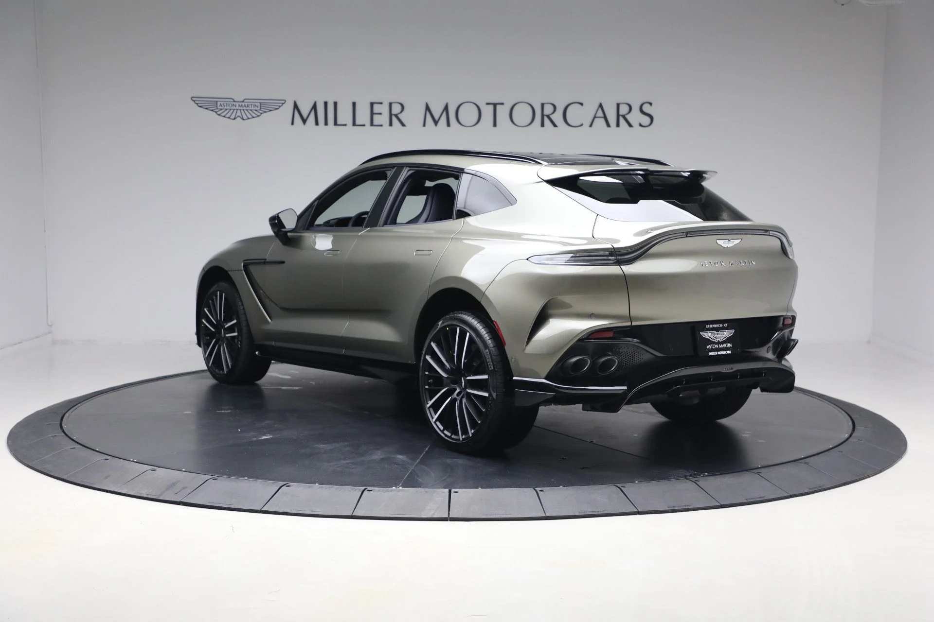 mph004_95404745_New_2026_Aston_Martin_DBX_707_1767992868_ce3b07942b