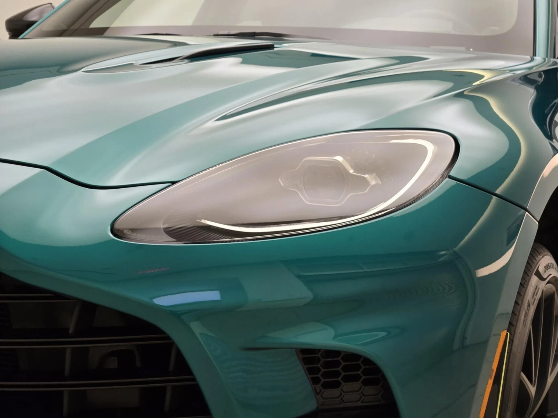 mph004_956519060_New_2025_Aston_Martin_DBX_707_1753422036_fdb1c0862a