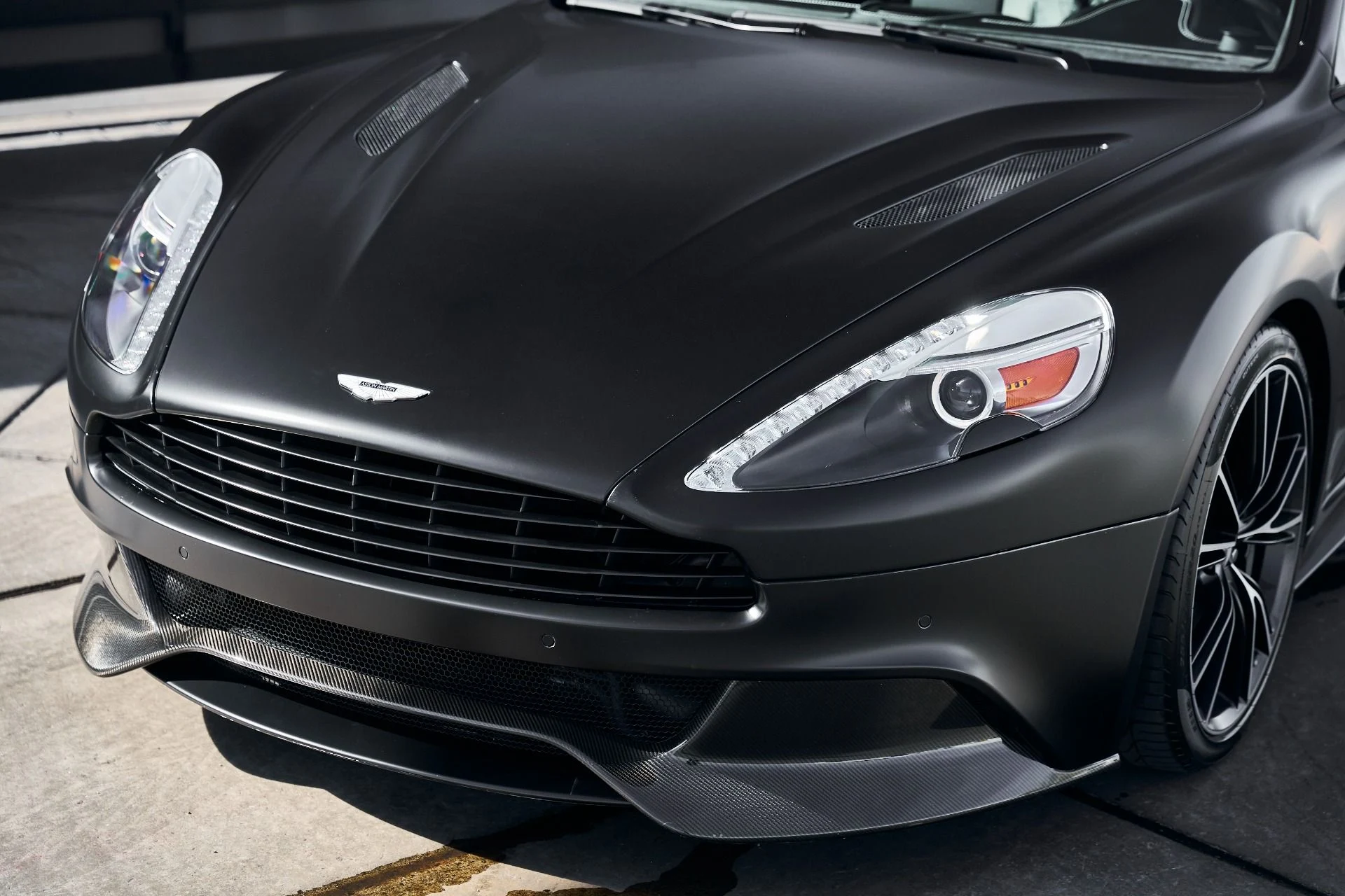 mph004_977230512_Used_2014_Aston_Martin_Vanquish_V12_1773193783_27bb7f6031