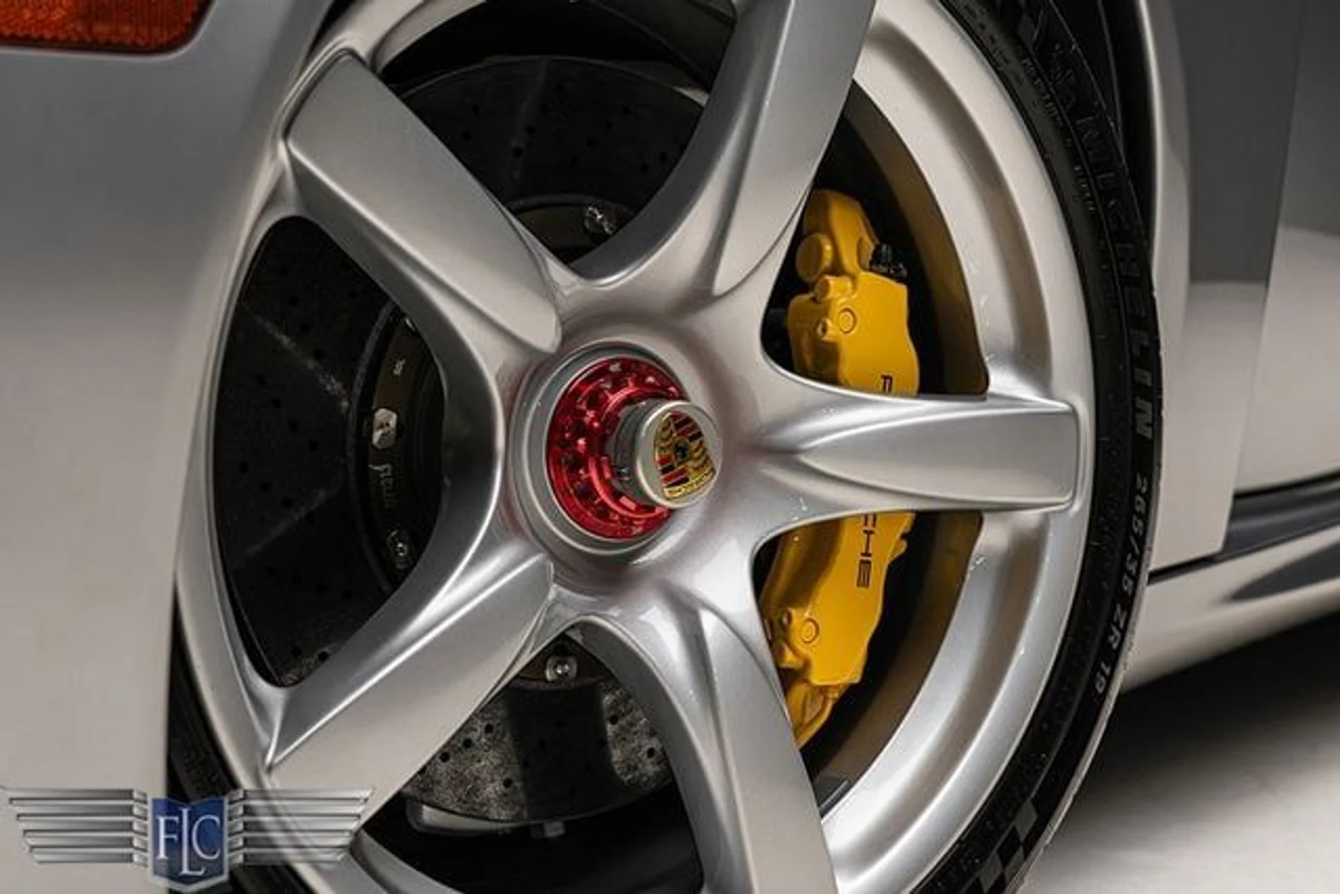 mph005_1027517026_used_2005_porsche_carrera_gt_2drcarrera_9689_23047146_9_640_ccd4f16c1b