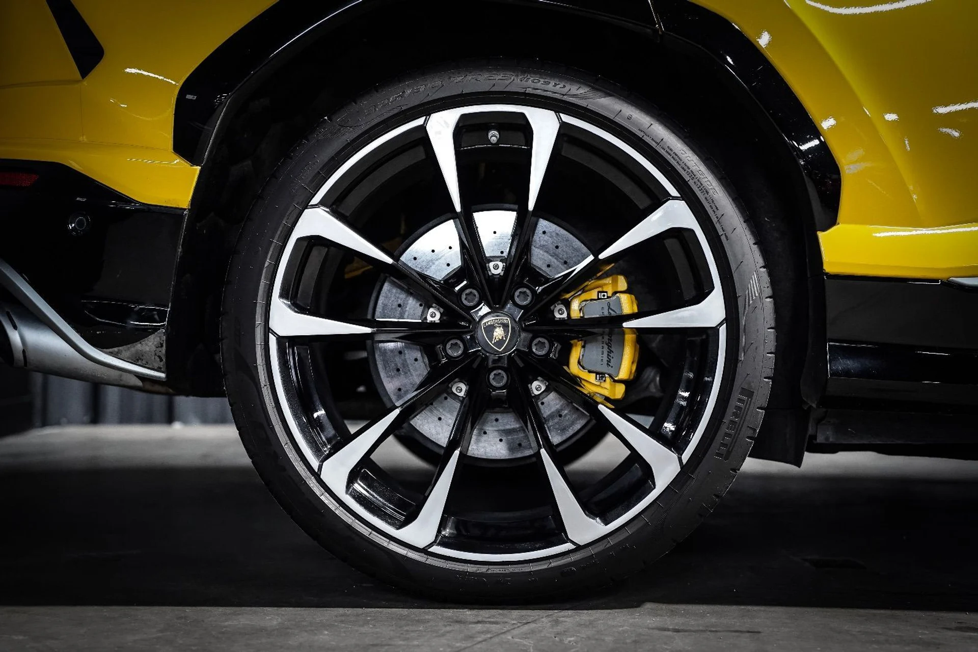 mph005_1032323340_37414663_03016_2020_lamborghini_urus_086_806668cb13