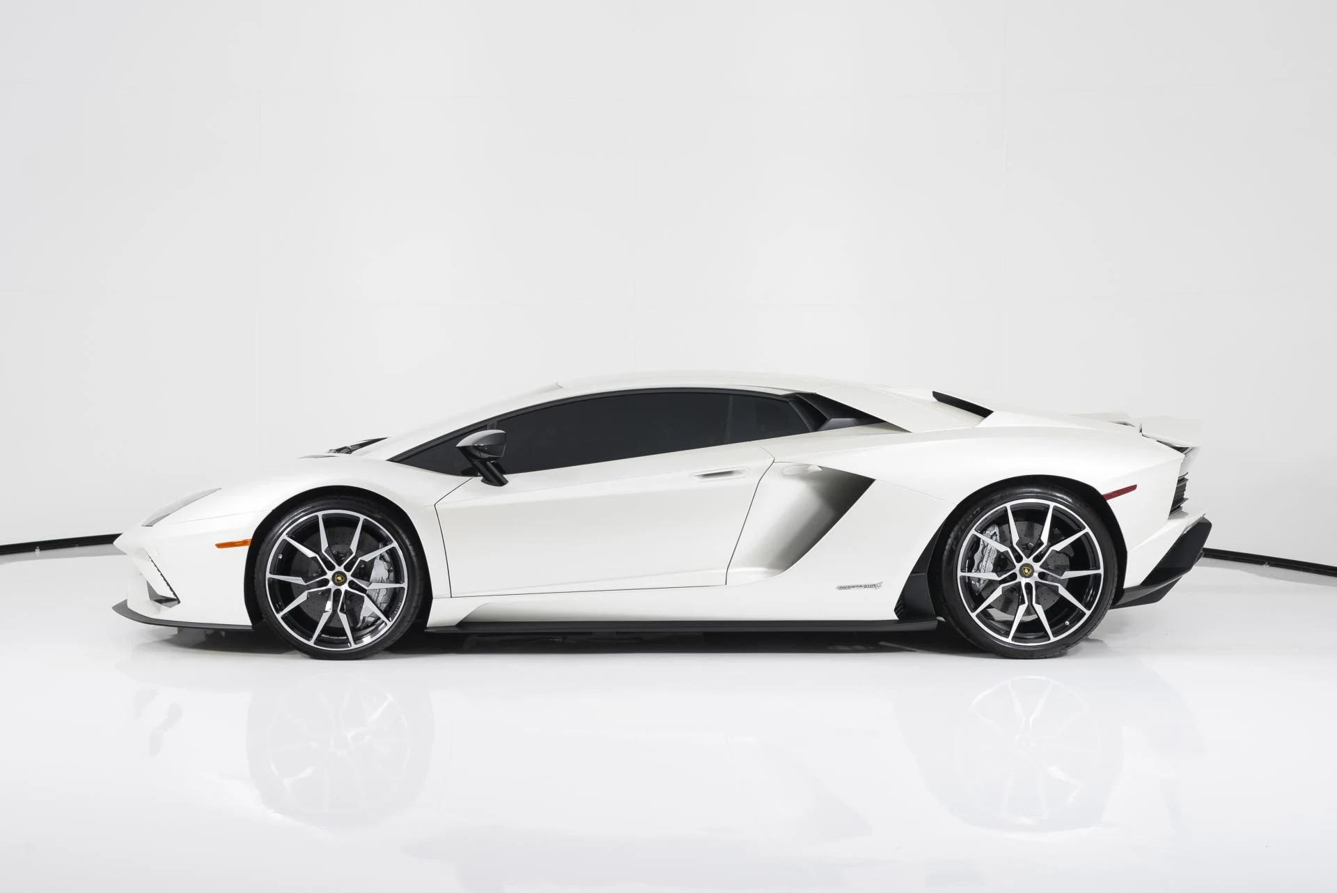 mph005_1033054835_Used_2018_Lamborghini_Aventador_LP_740_4_S_1752175689_041dfa7167