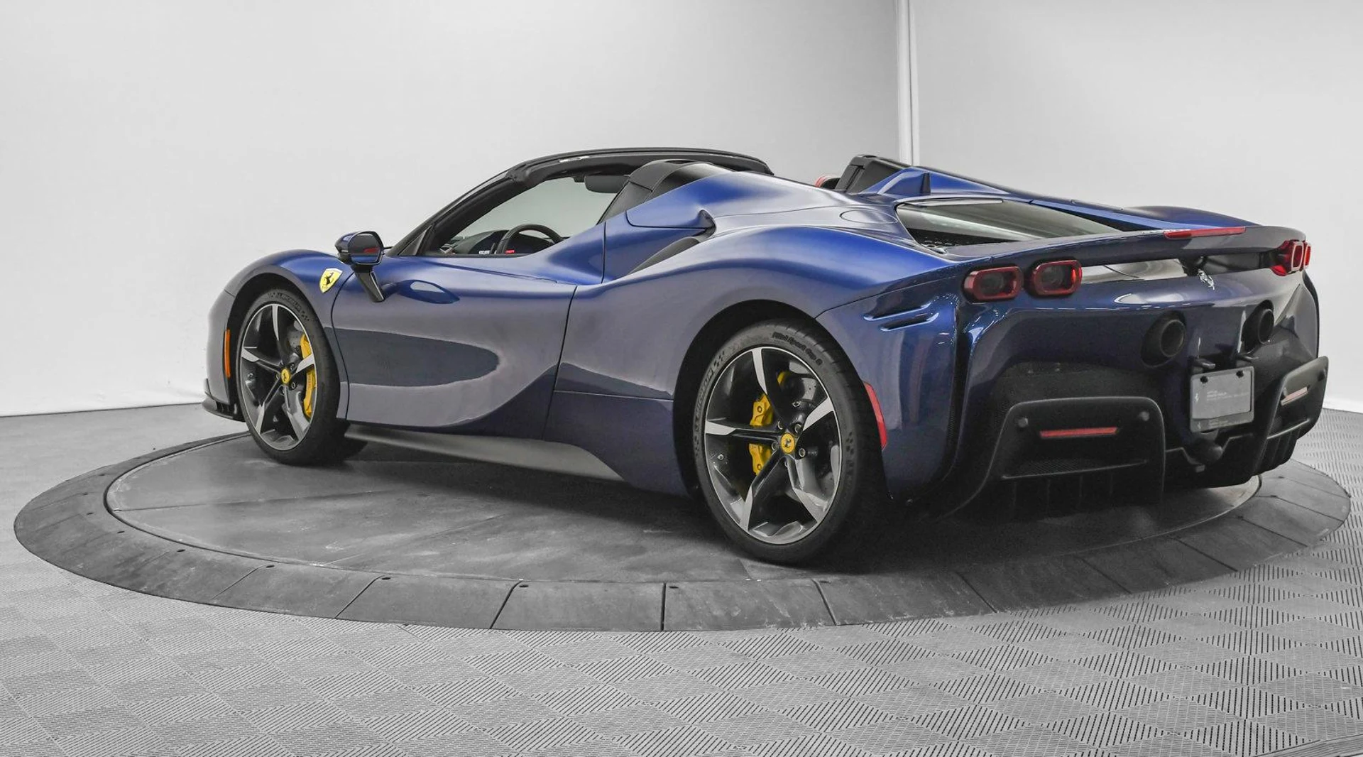 mph005_1035546722_Used_2023_Ferrari_SF_90_Spider_1740041867_56f1d607a9