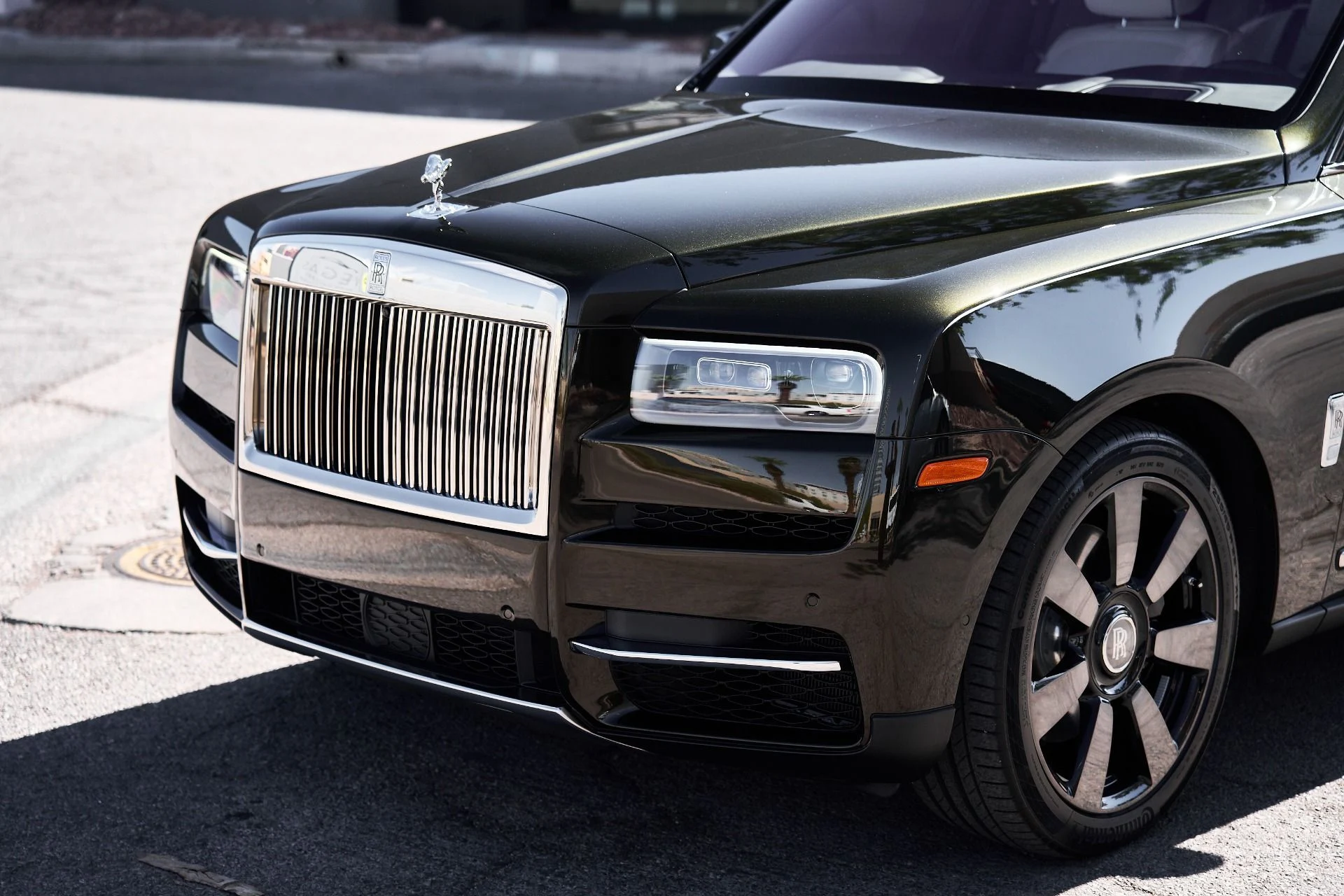 mph005_1058236096_Used_2023_Rolls_Royce_Cullinan_Base_1759189294_960047931b
